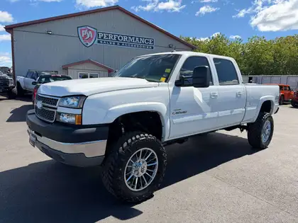 White 2005 Chevrolet Silverado 2500HD Pickup Truck Four-Wheel Drive Automatic