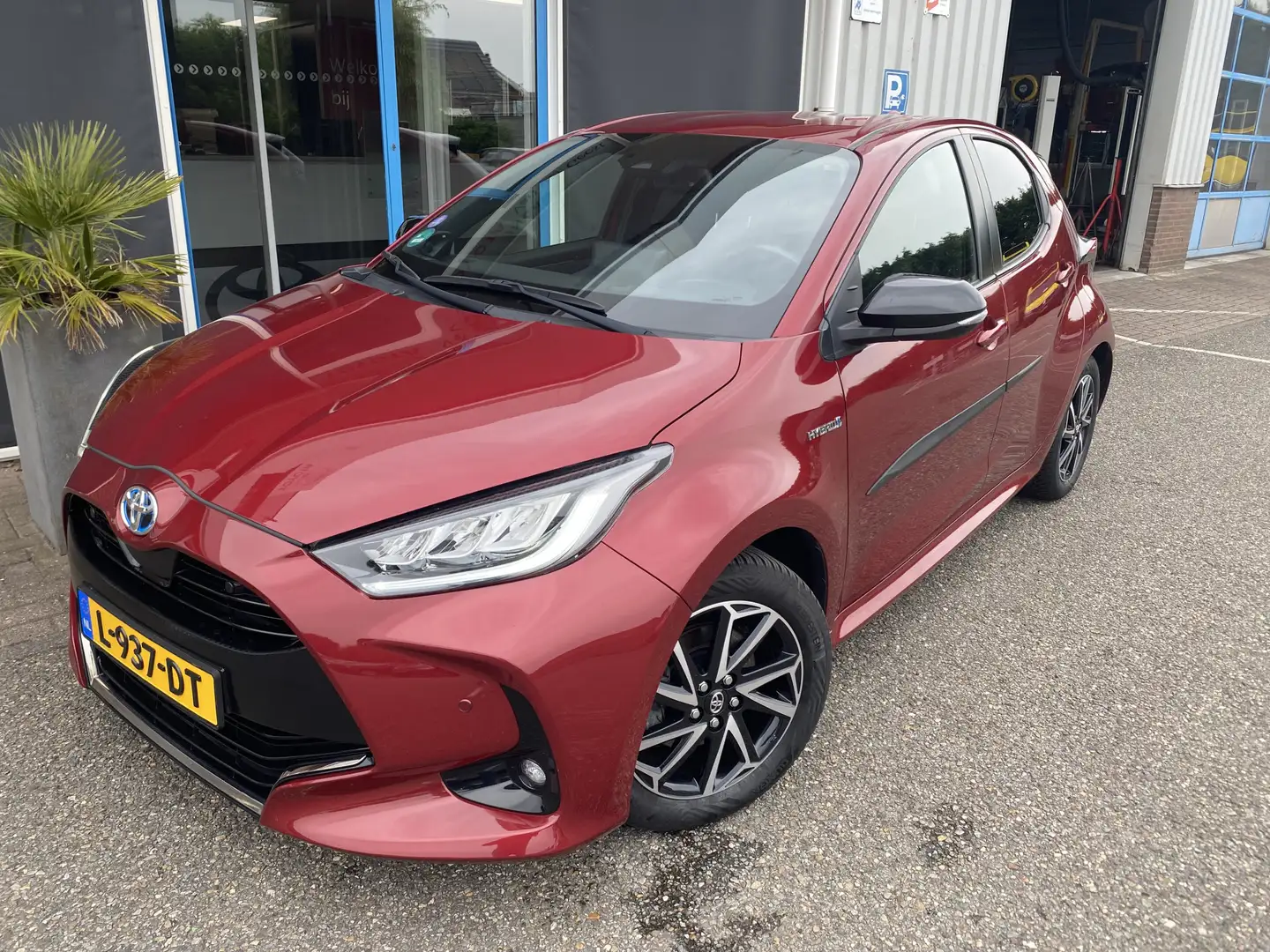 Toyota Yaris 1.5 Hybrid Executive Rood - 2