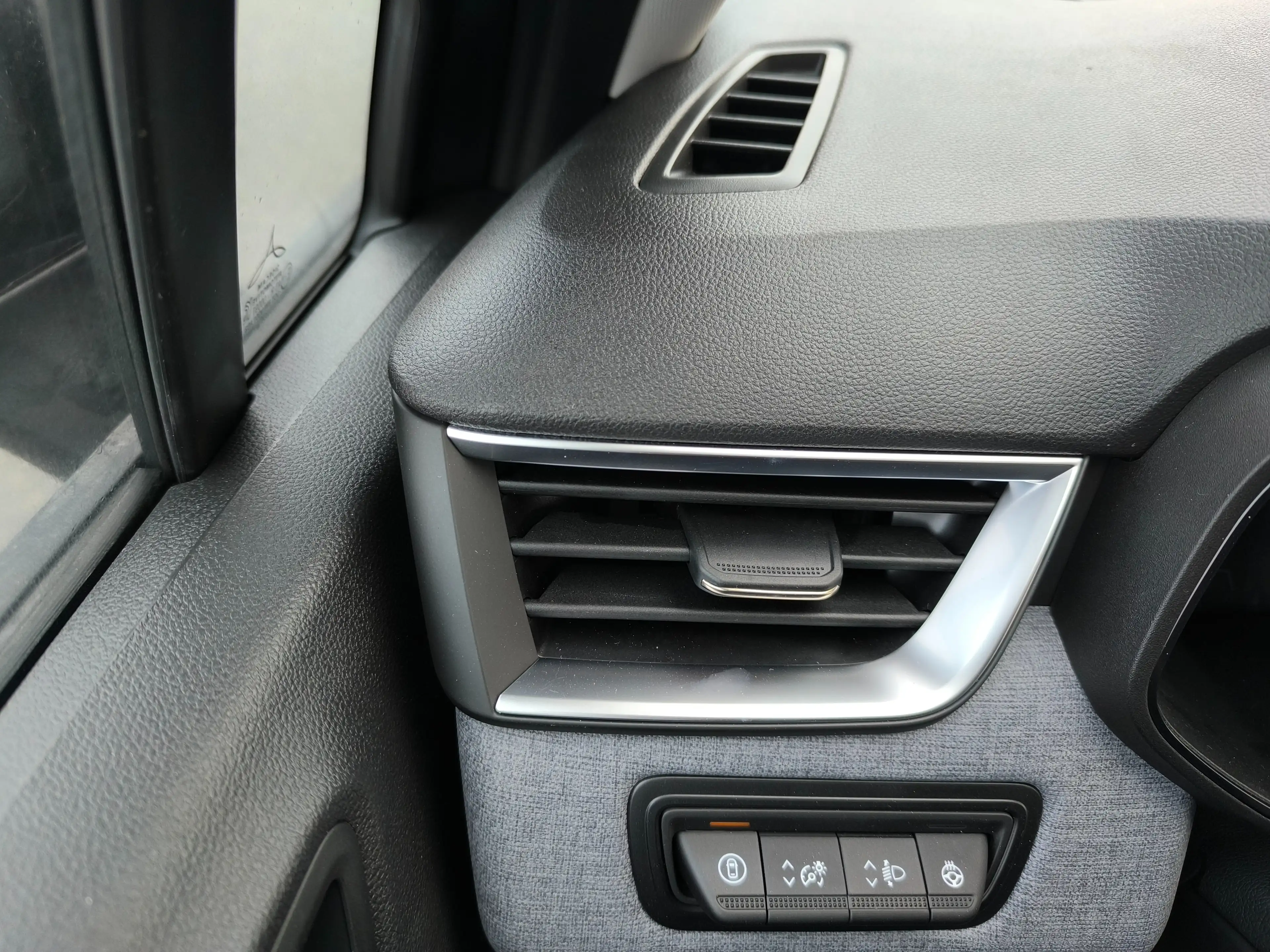 Mitsubishi Colt 1,6 HEV Invite S+C AT25 — photo 9