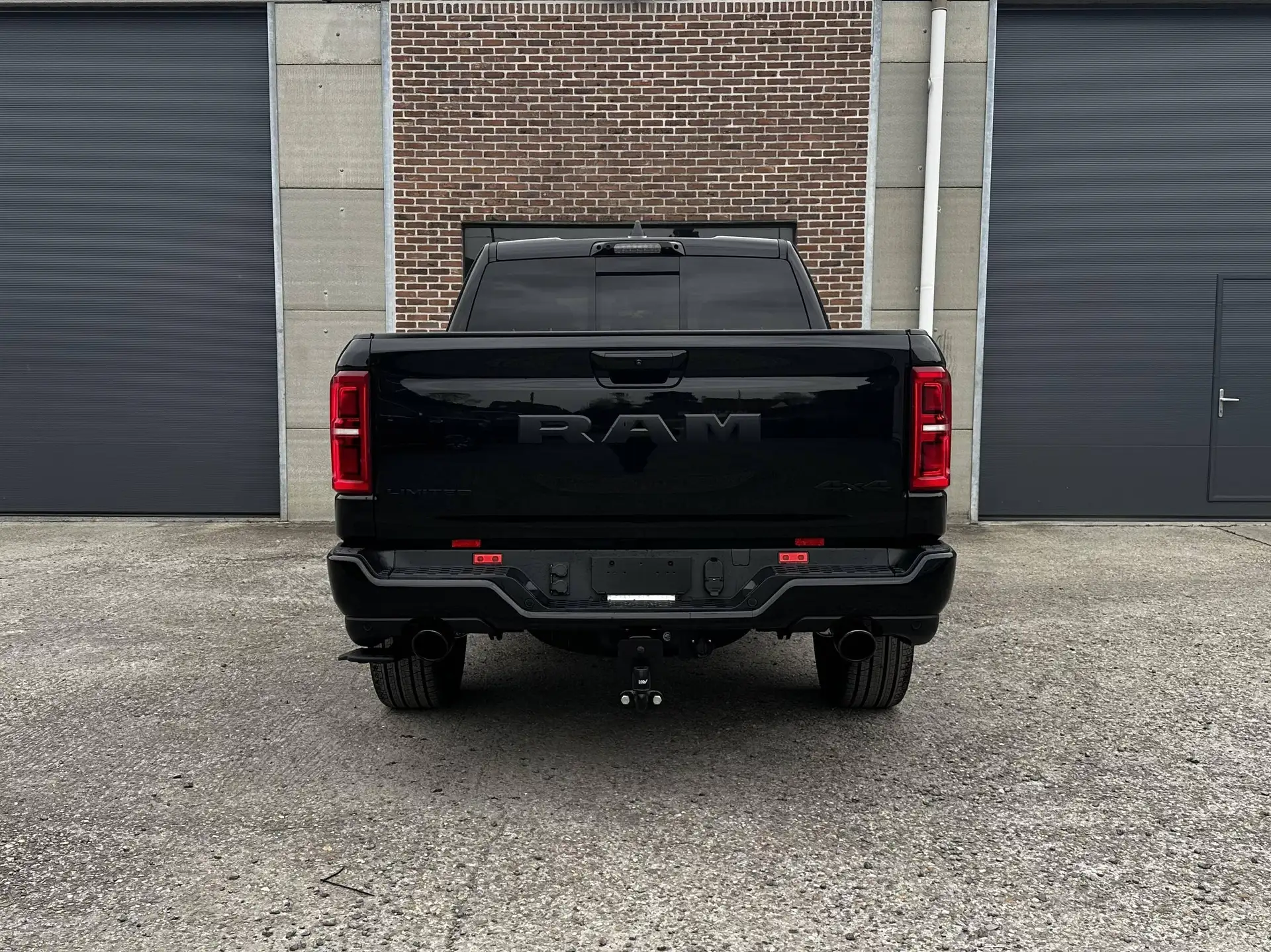 Dodge RAM 2026 블랙 사진 5