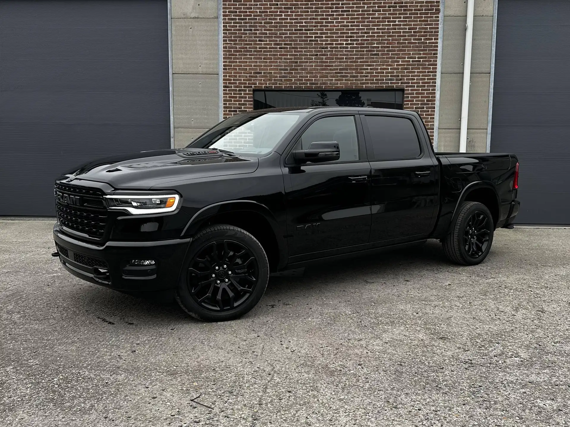 Dodge RAM 2026 블랙 사진 1