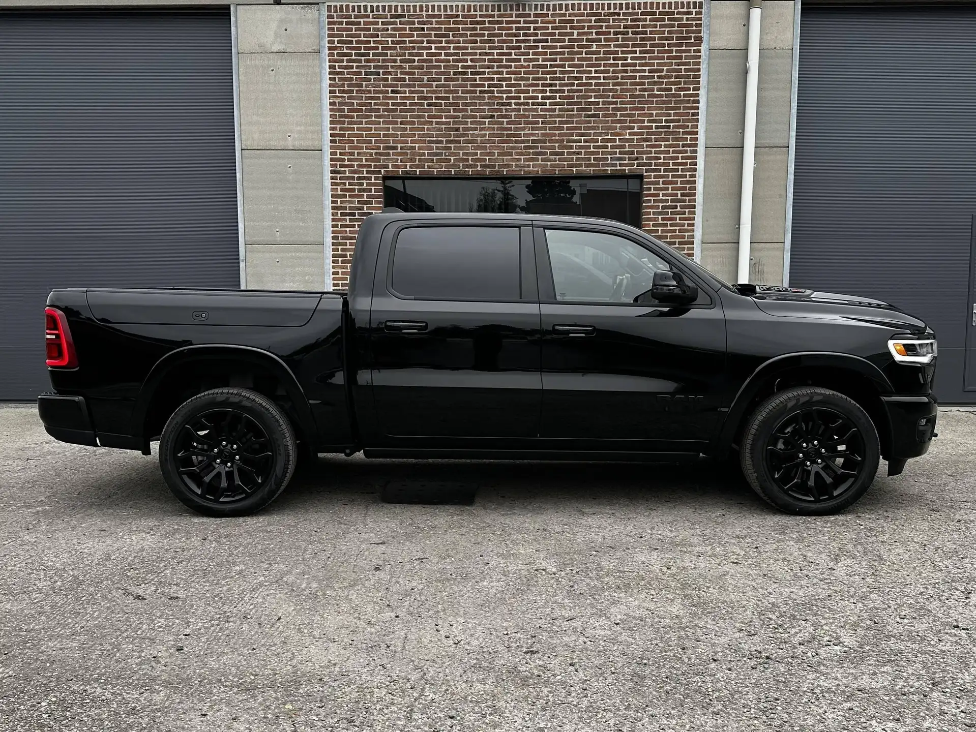 Dodge RAM 2026 블랙 사진 7