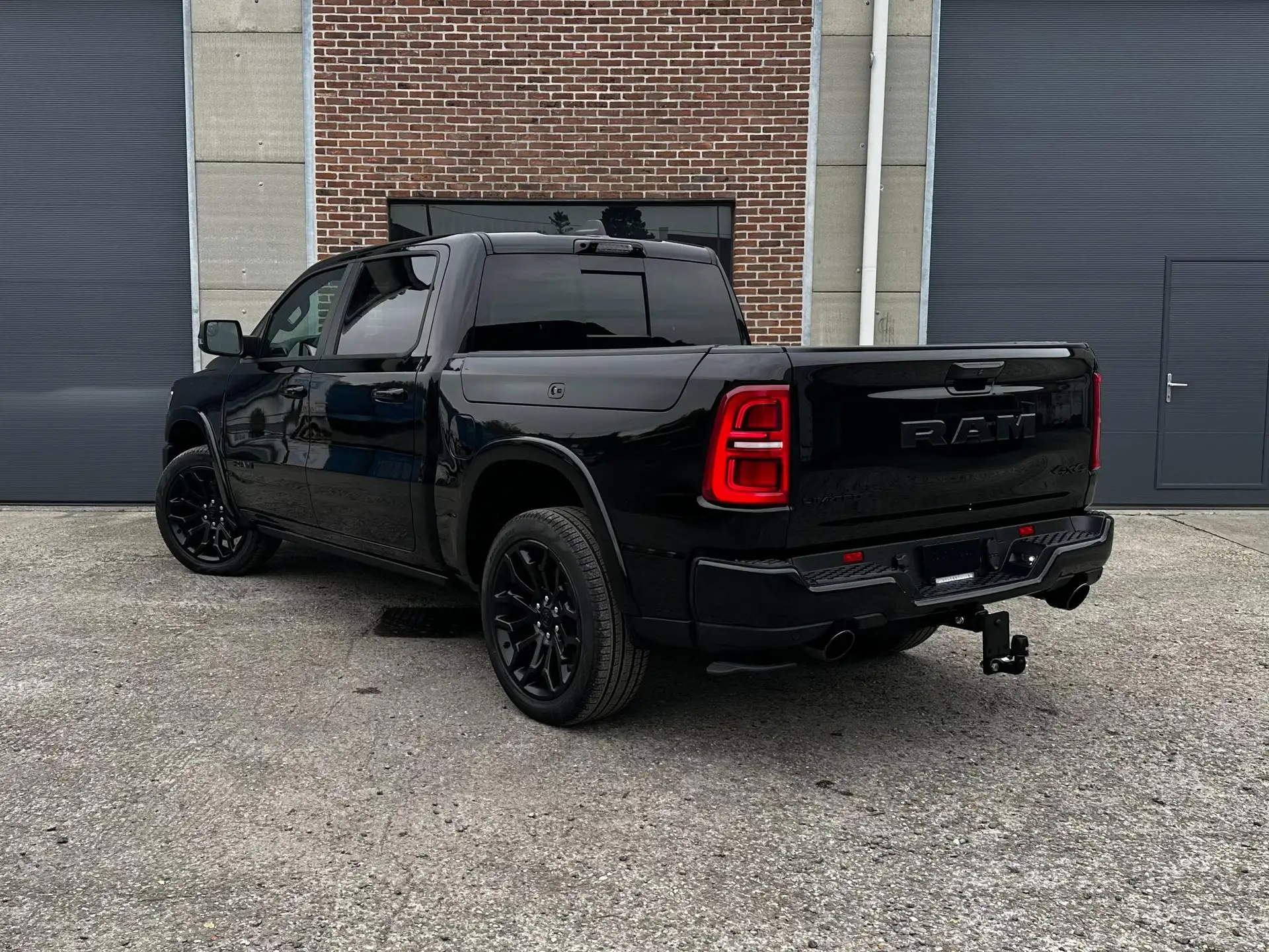 Dodge RAM 2026 블랙 사진 4