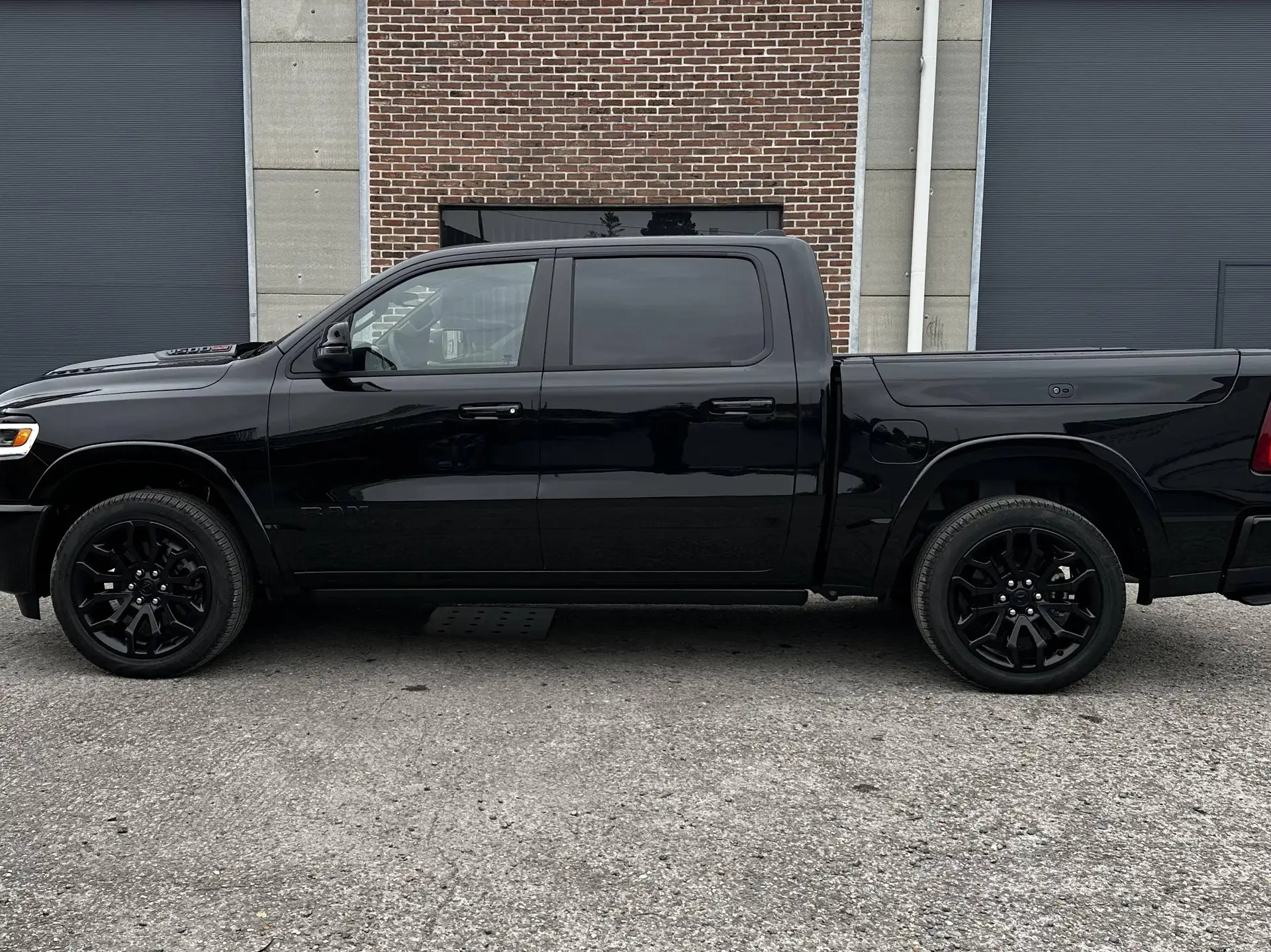 Dodge RAM 2026 블랙 사진 2