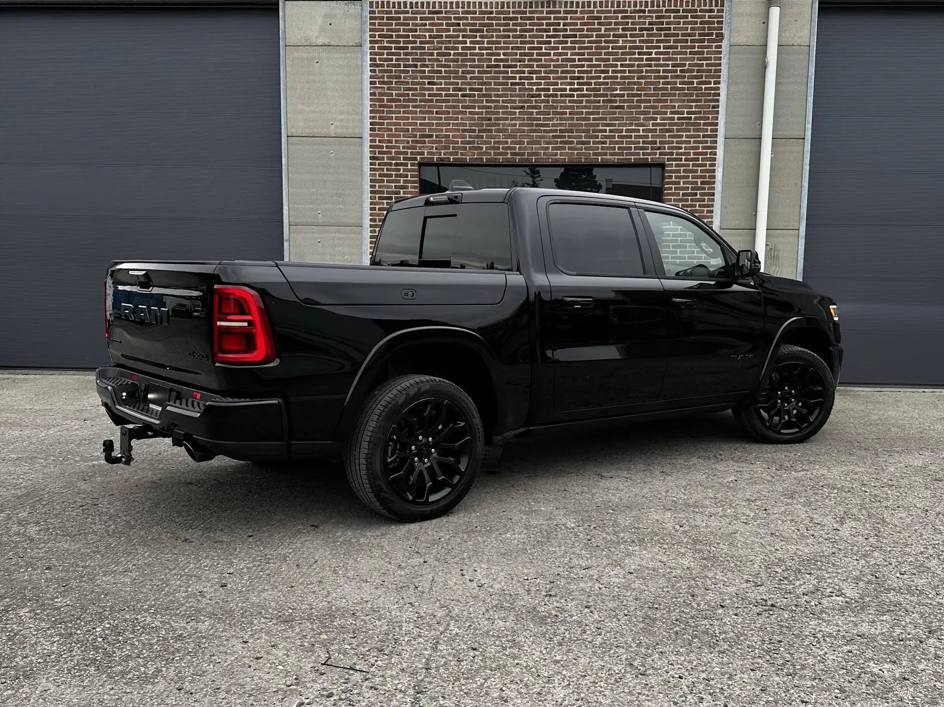 Dodge RAM 2026 블랙 사진 8