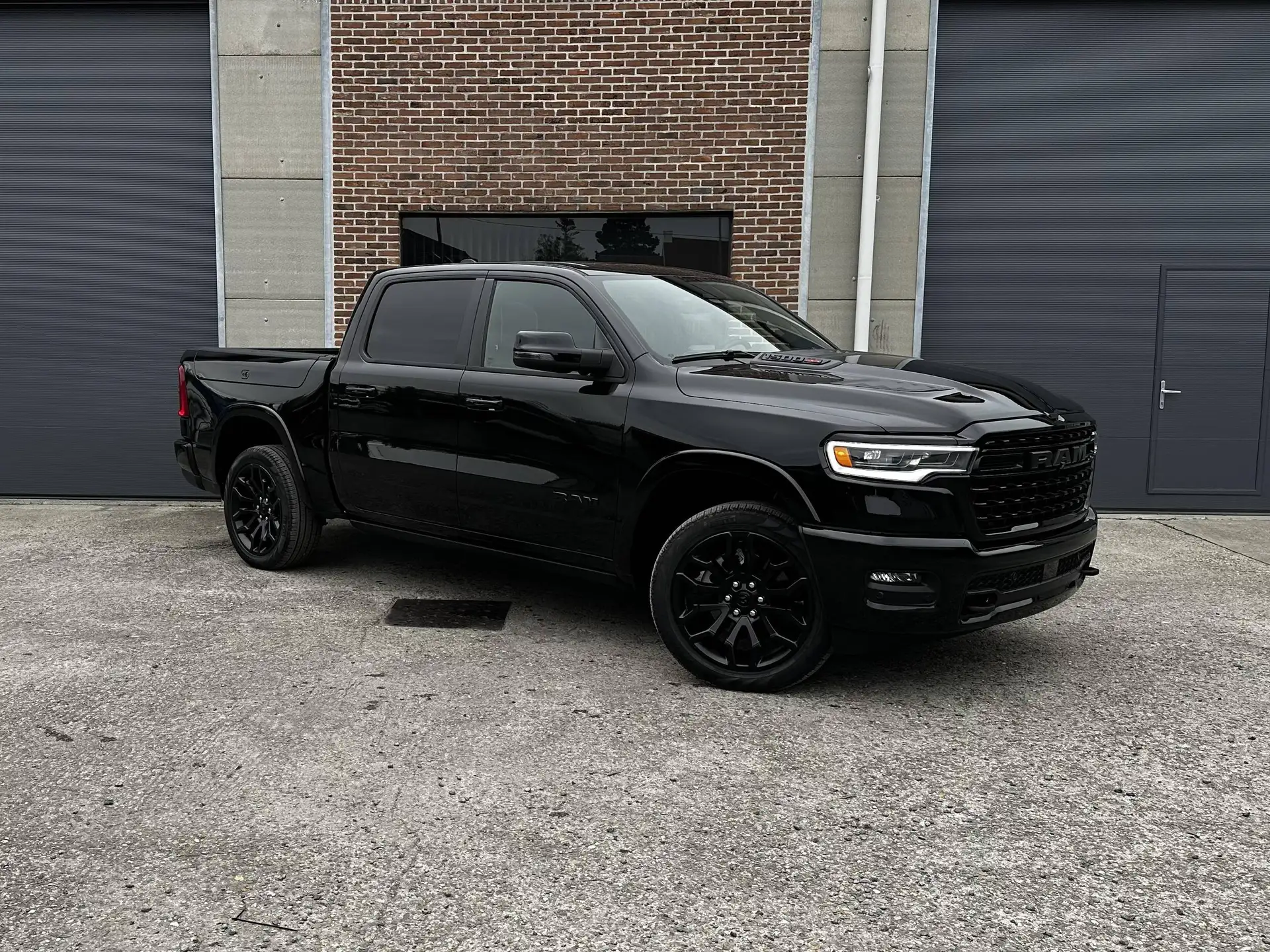 Dodge RAM 2026 블랙 사진 3