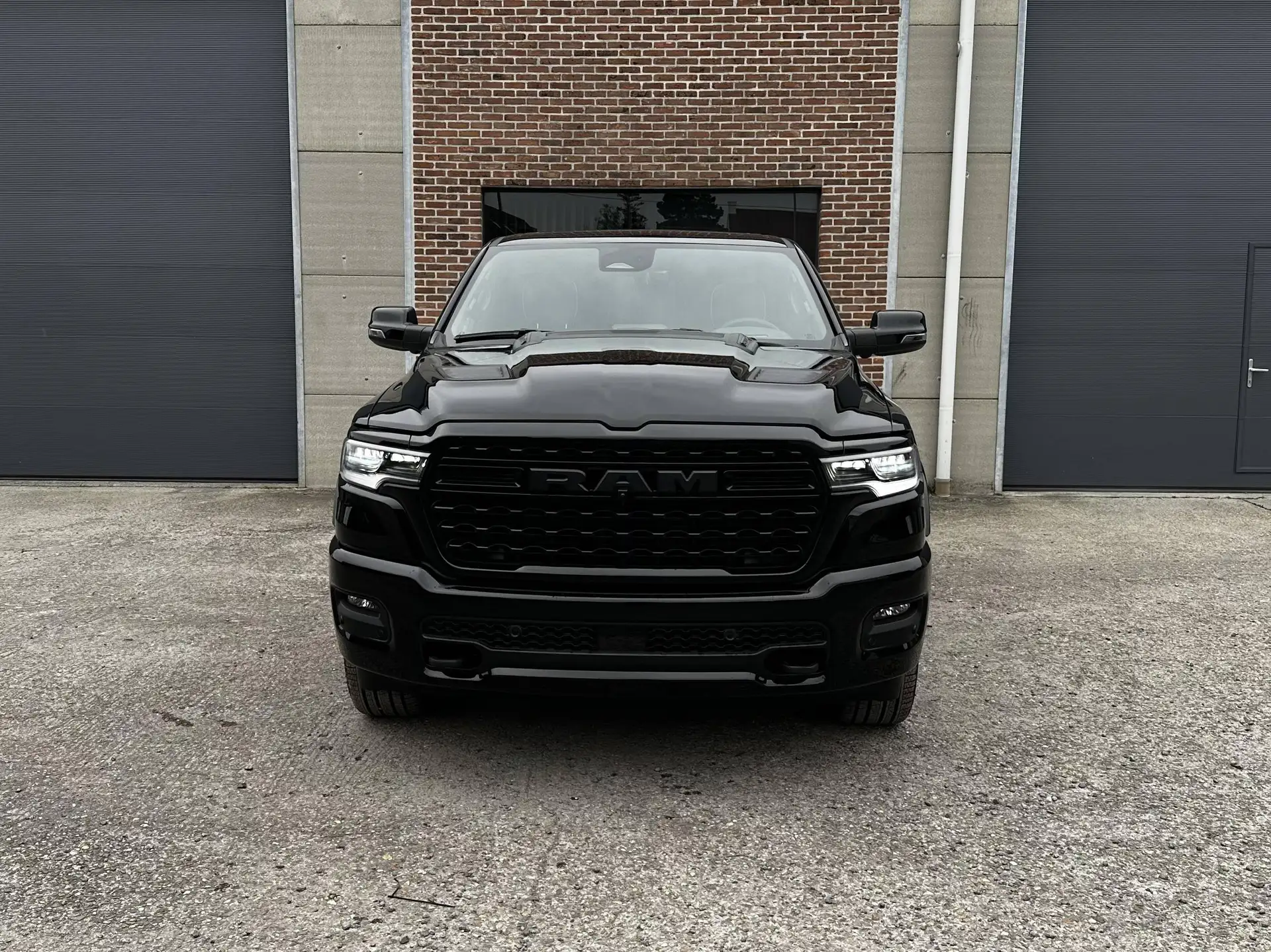 Dodge RAM 2026 블랙 사진 6