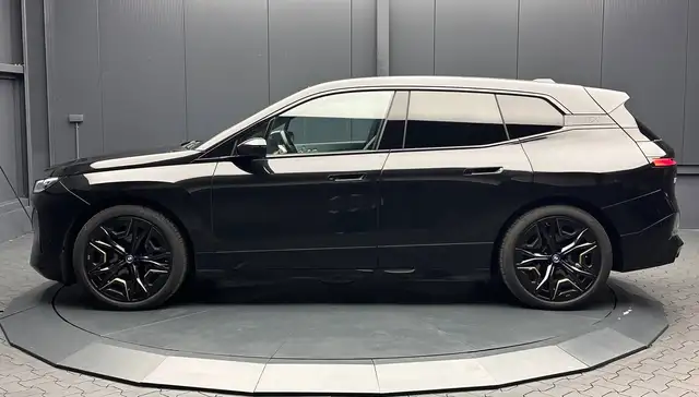 BMW Ix view 2