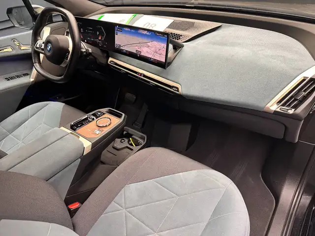 BMW Ix view 9