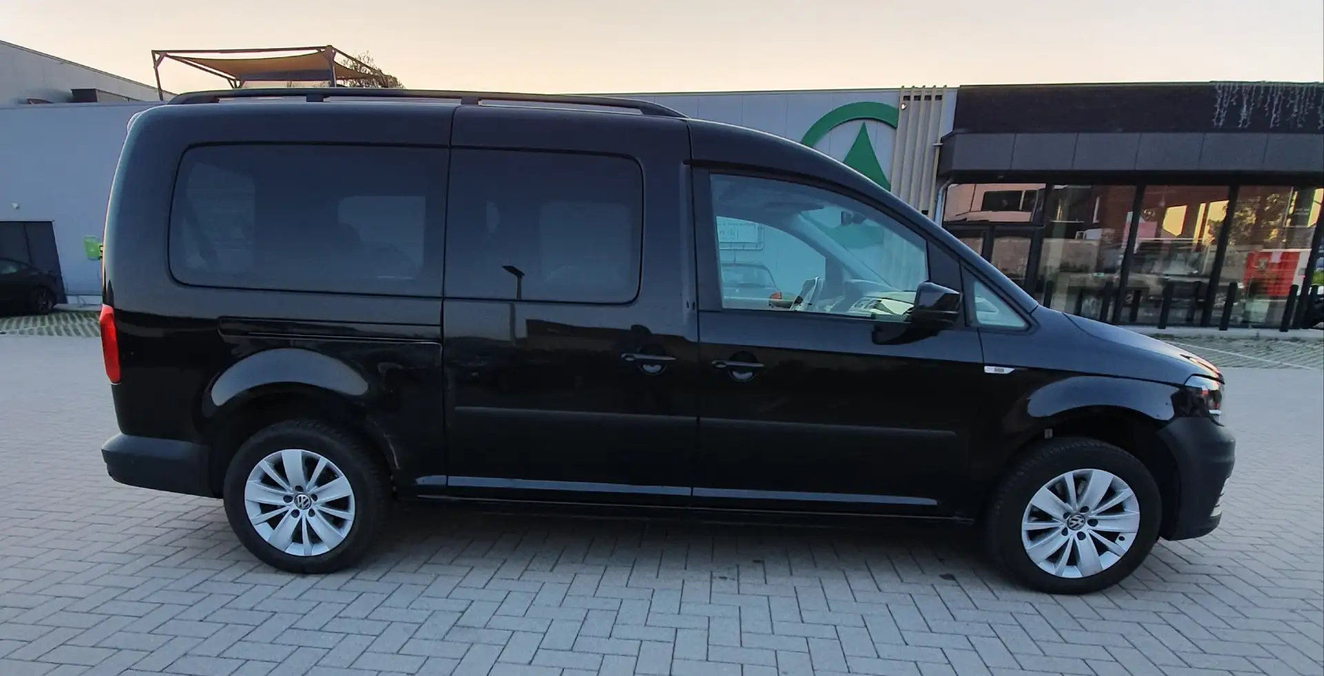 Volkswagen Caddy 2.0 TDI 102 Maxi Trendline Bluemotion 7 places Zwart - 2