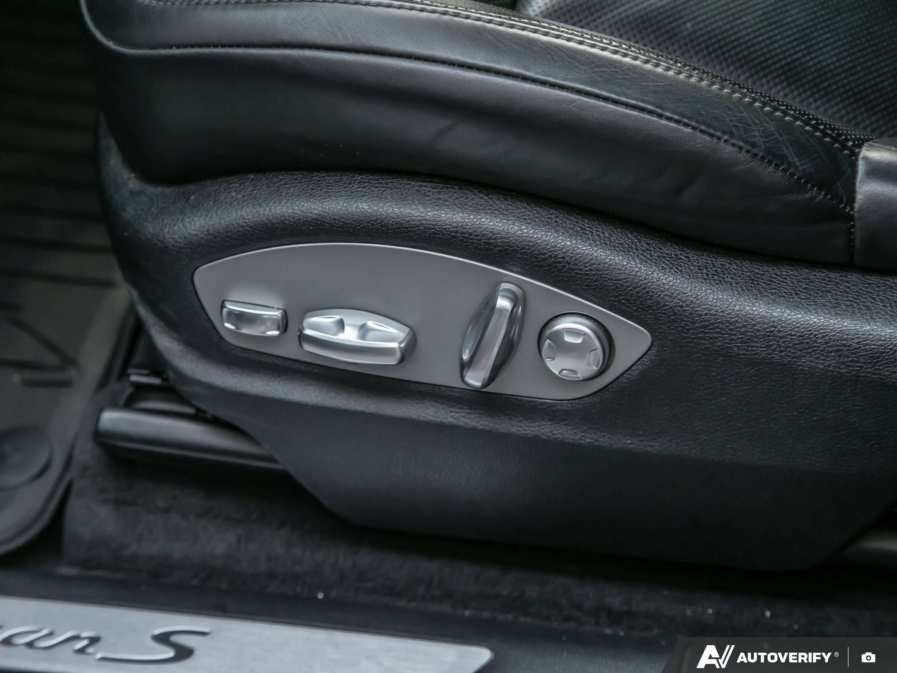 2023 Porsche Macan S thumb 32