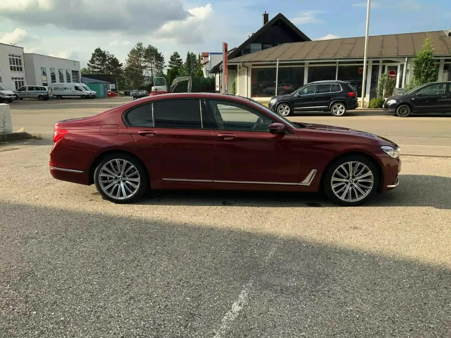 BMW 740 740d  xdrive Individual Rouge - 2
