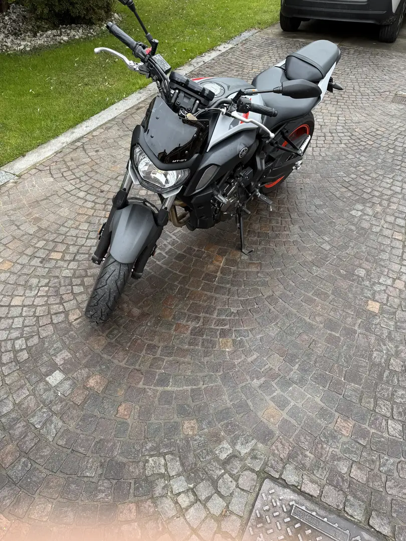 Yamaha MT-07 Grigio - 1