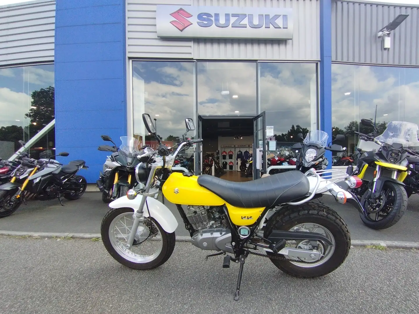 Suzuki VanVan 125 Amarillo - 1