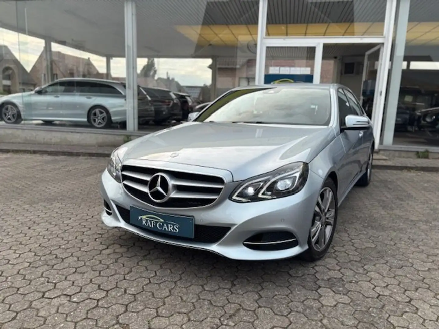 Mercedes-Benz E 200 Avantgarde // AUTOMAAT // GARANTIE // CARPASS // Silver - 1