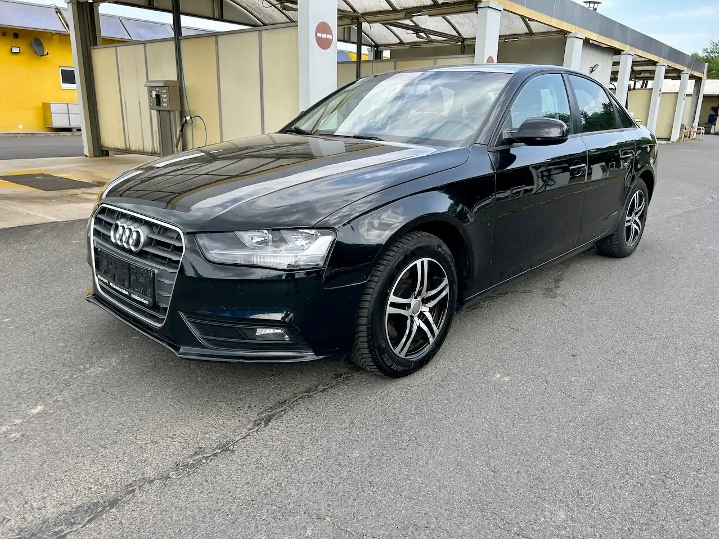 Audi A4 Attraction 2,0 TDI Noir - 1