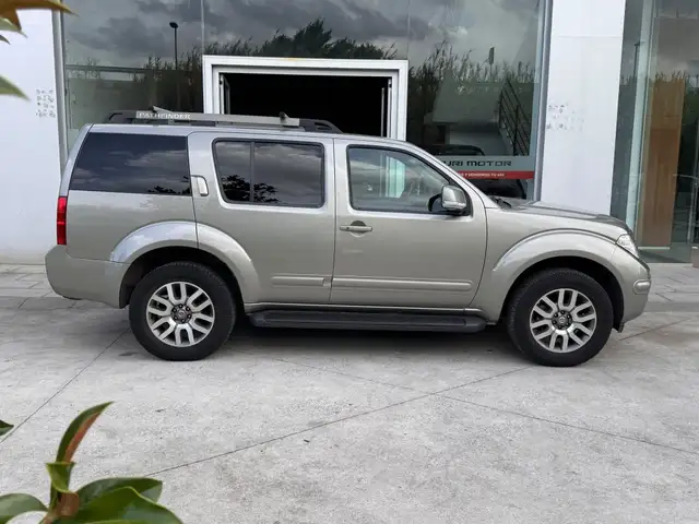 Nissan Pathfinder 2.5dCi LE