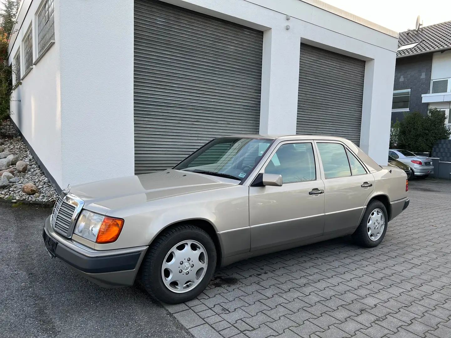 Mercedes-Benz E 200 Oldtimer Beżowy - 2