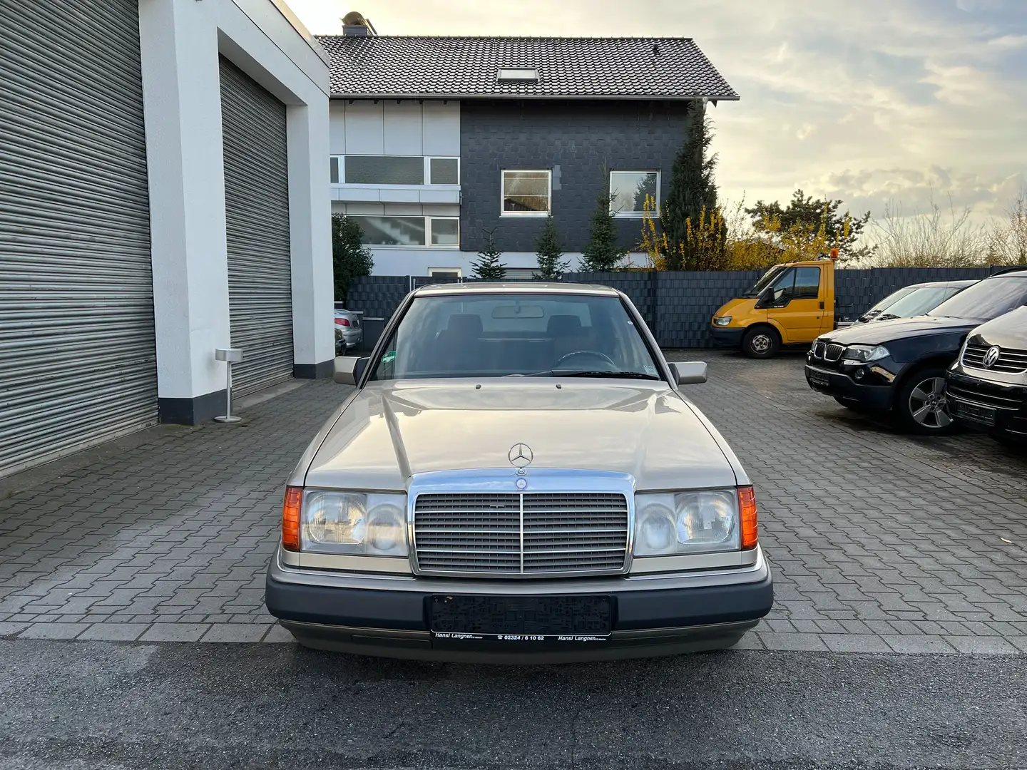 Mercedes-Benz E 200 Oldtimer Beżowy - 1