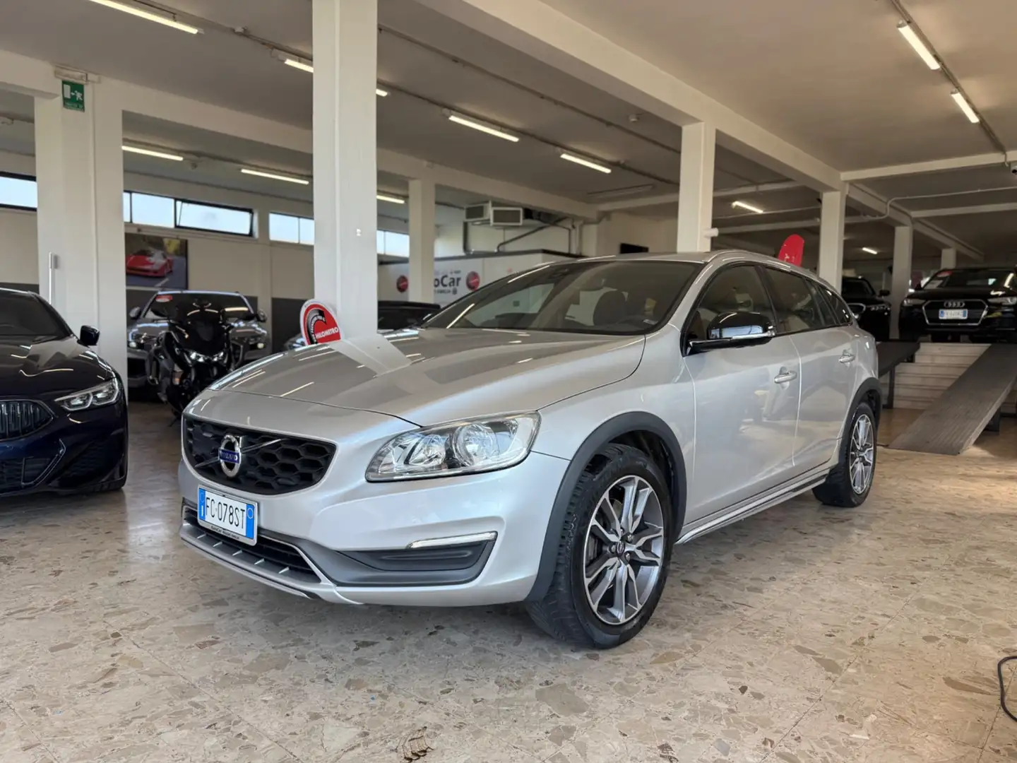 Volvo V60 Cross Country V60 Cross Country D4 AWD Geartronic Momentum Stříbrná - 1