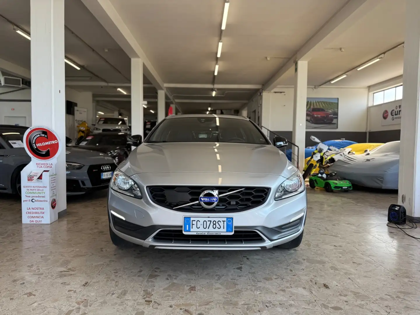 Volvo V60 Cross Country V60 Cross Country D4 AWD Geartronic Momentum Stříbrná - 2