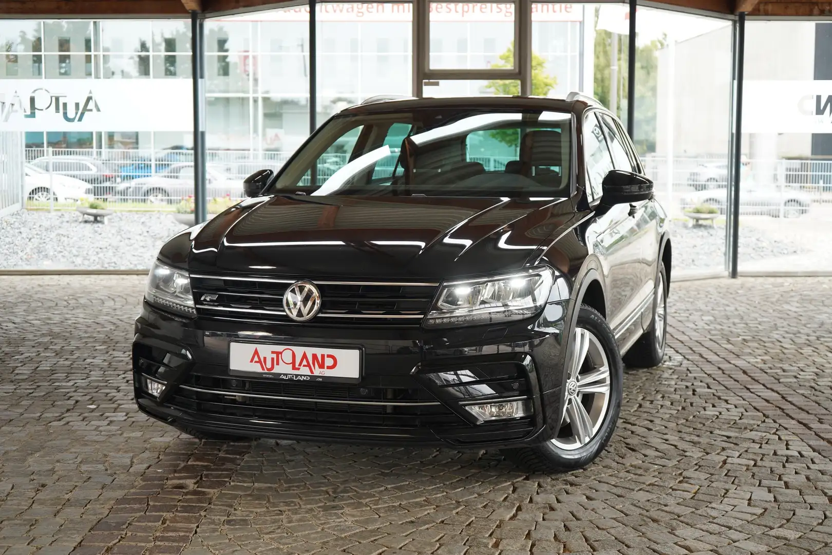 Volkswagen Tiguan 2.0 TSI 4Motion Panorama Standheizung AHK Schwarz - 2