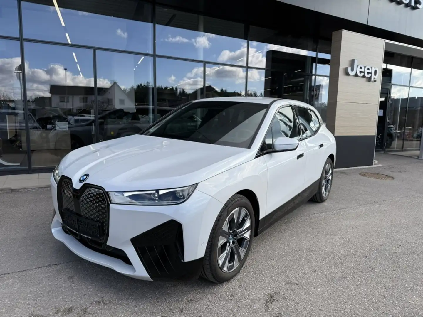 BMW iX xDrive40 71kWh Sportpaket, AHK Weiß - 1