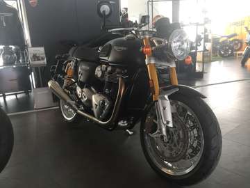 Moto Triumph Thruxton 1200 R en color negro mate.
