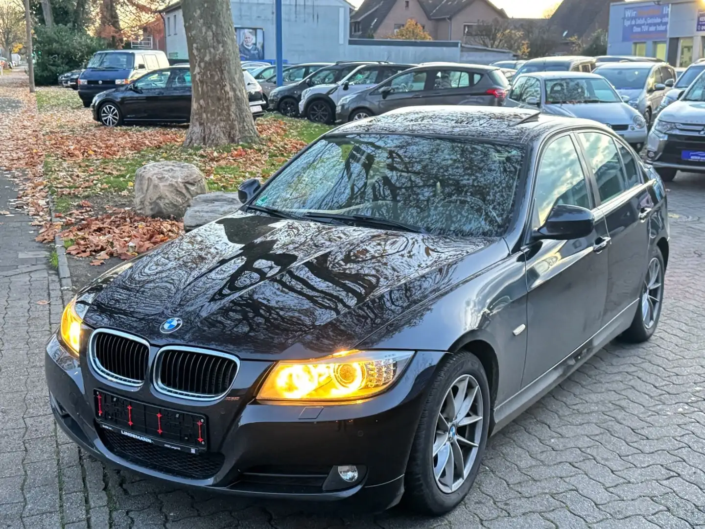 BMW 318 I Limousine *XENON*NAVI*TEILLEDER*KLIMATR* Schwarz - 1