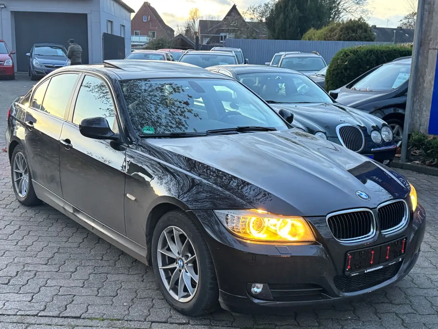 BMW 318 I Limousine *XENON*NAVI*TEILLEDER*KLIMATR* Schwarz - 2