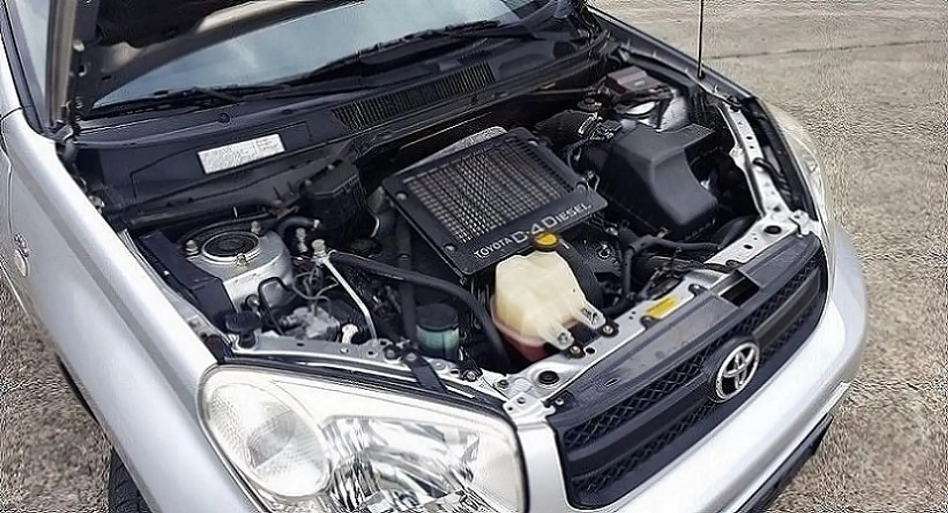 Toyota RAV 4 D-4D 4x4 Silber - 1