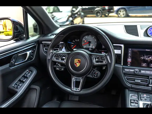 Porsche Macan view 11