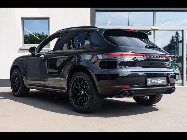 Porsche Macan view 3