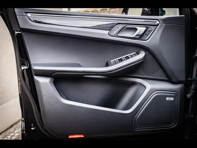 Porsche Macan view 8
