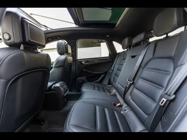 Porsche Macan view 12