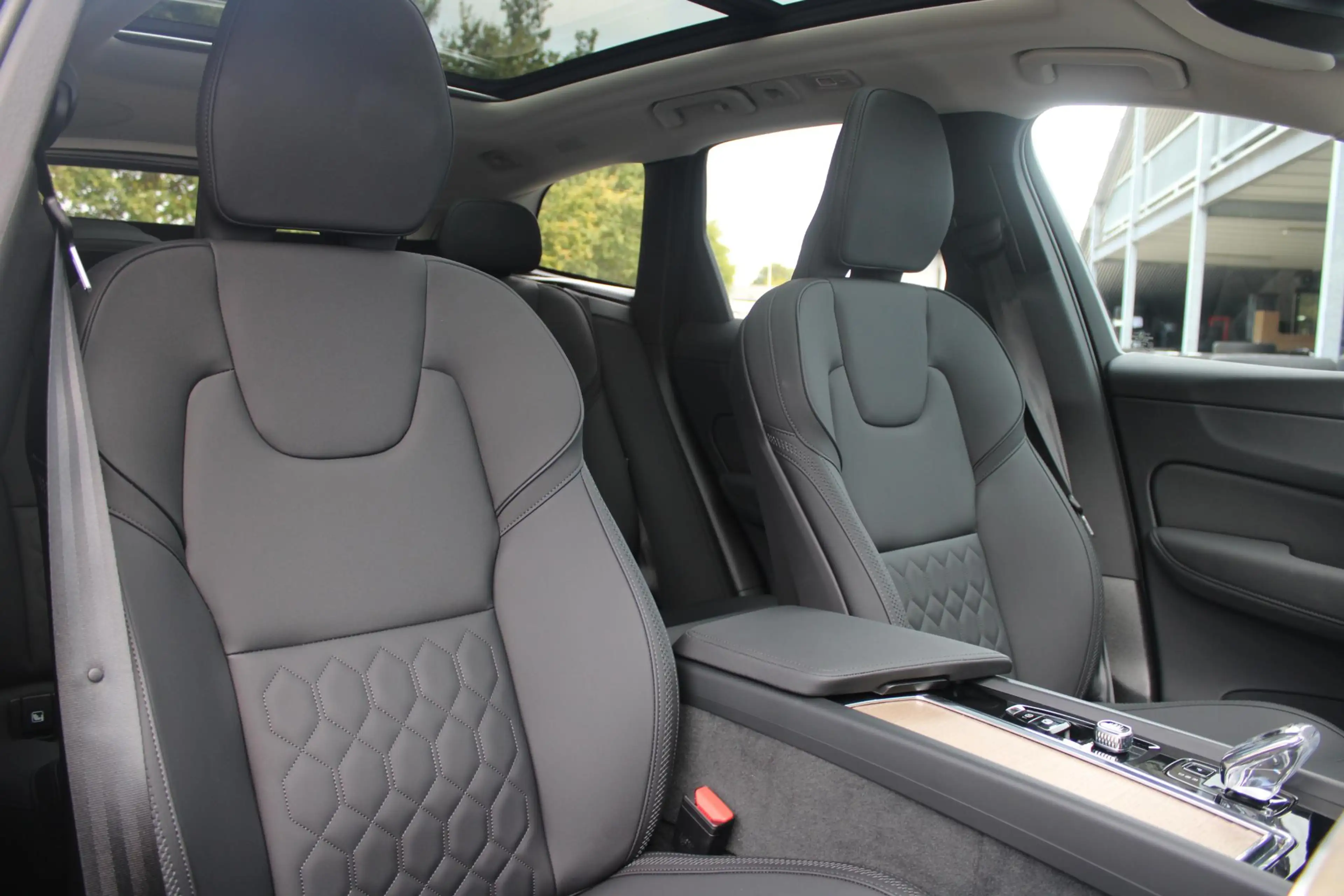 Volvo XC60 T6 Plug-in hybrid AWD Ultra Dark | Trekhaak | Luch — photo 5