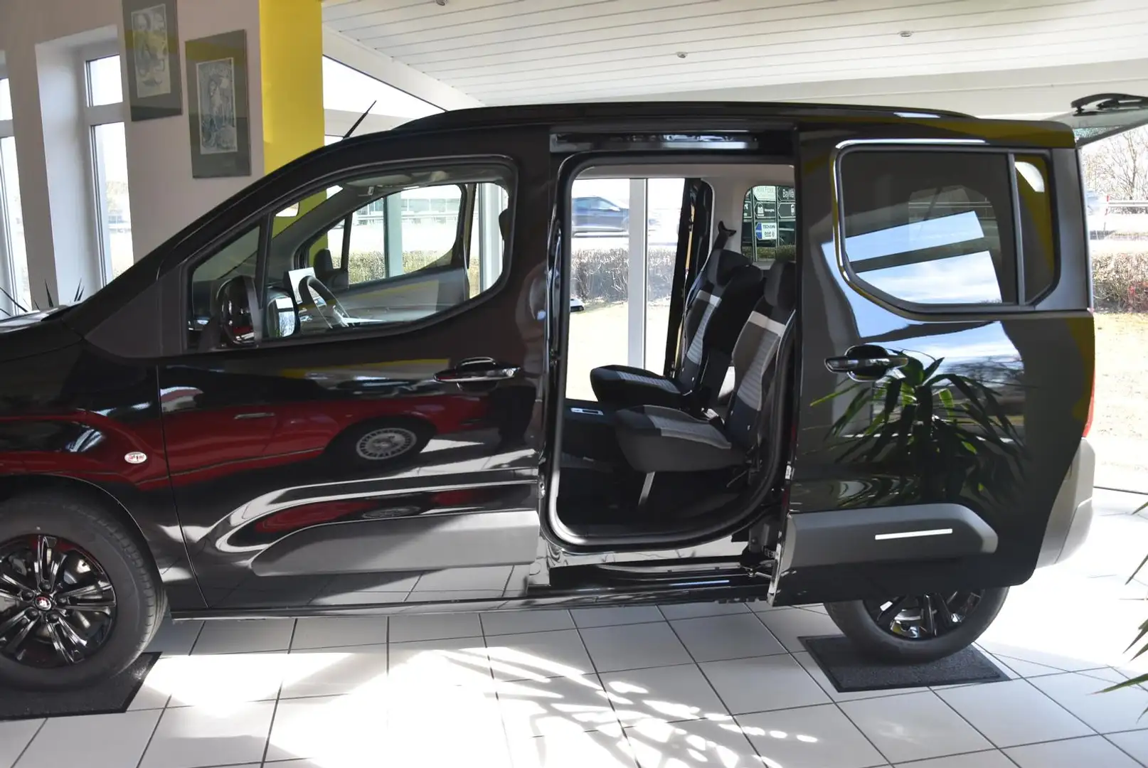 Citroen Berlingo 1.2 12V e-THP / PureTech Schwarz - 2