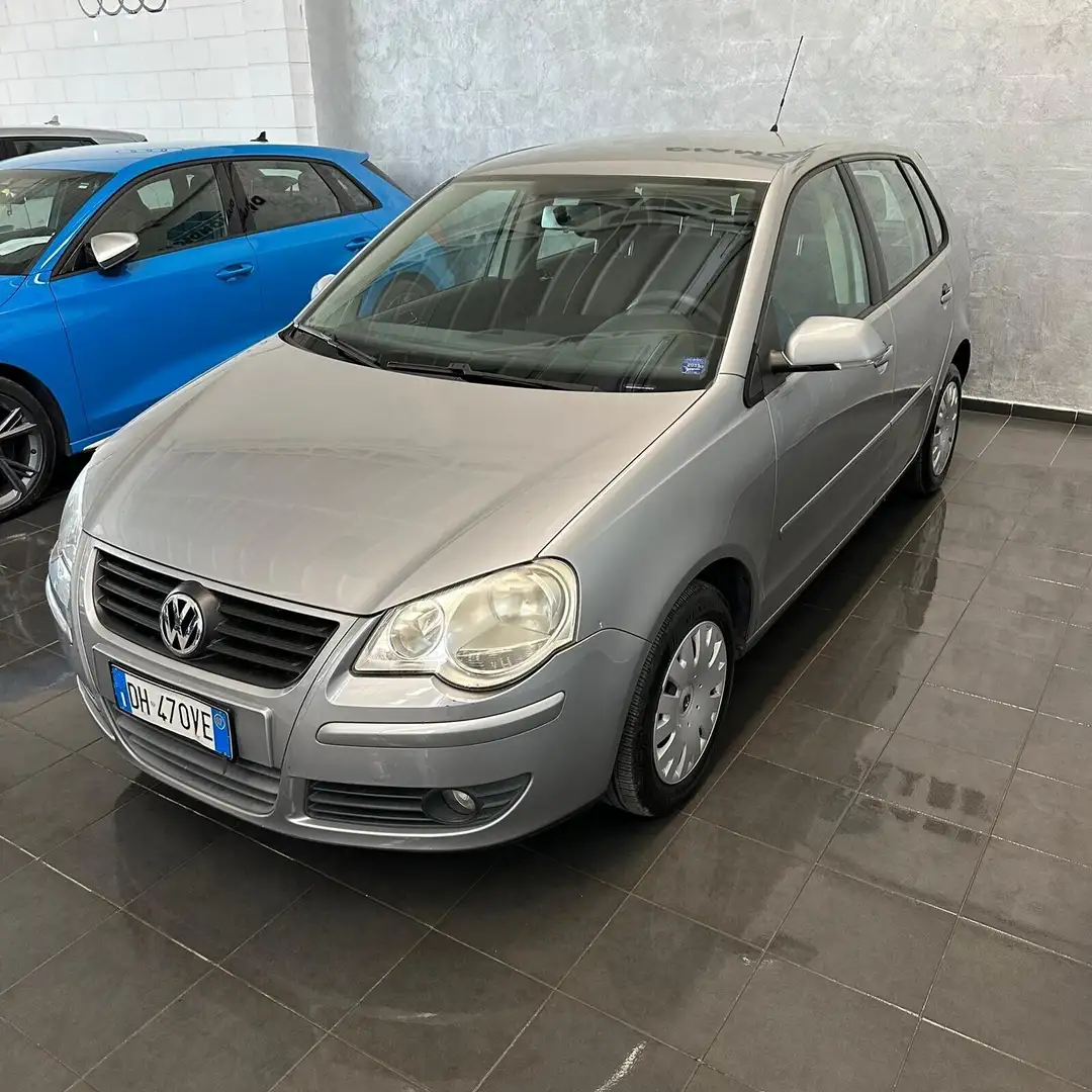 Volkswagen Polo 1.4/80CV 16V 5p. Sportline Gris - 2