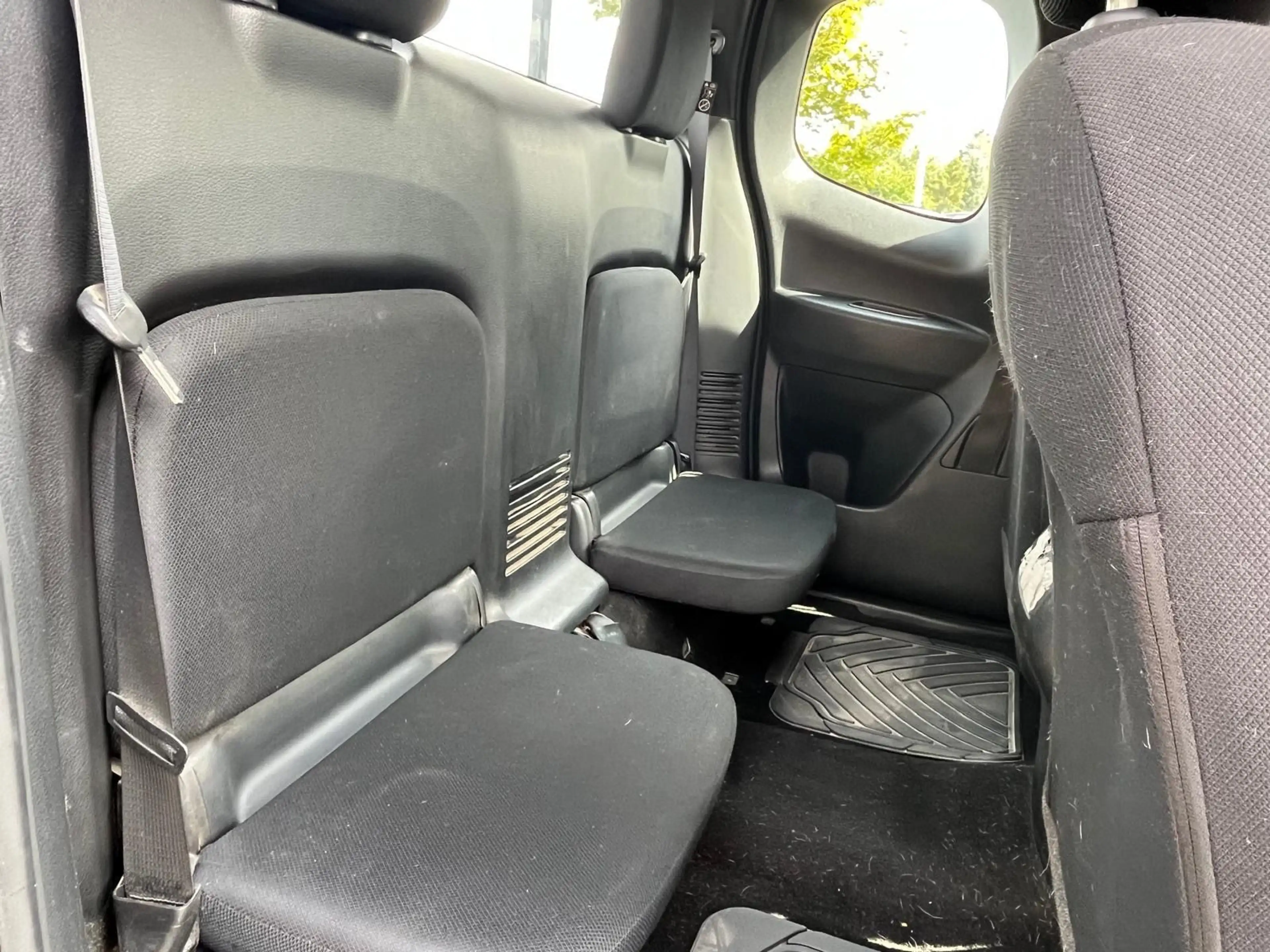 Nissan Navara NP300 Visia King Cab 4x4 — photo 14