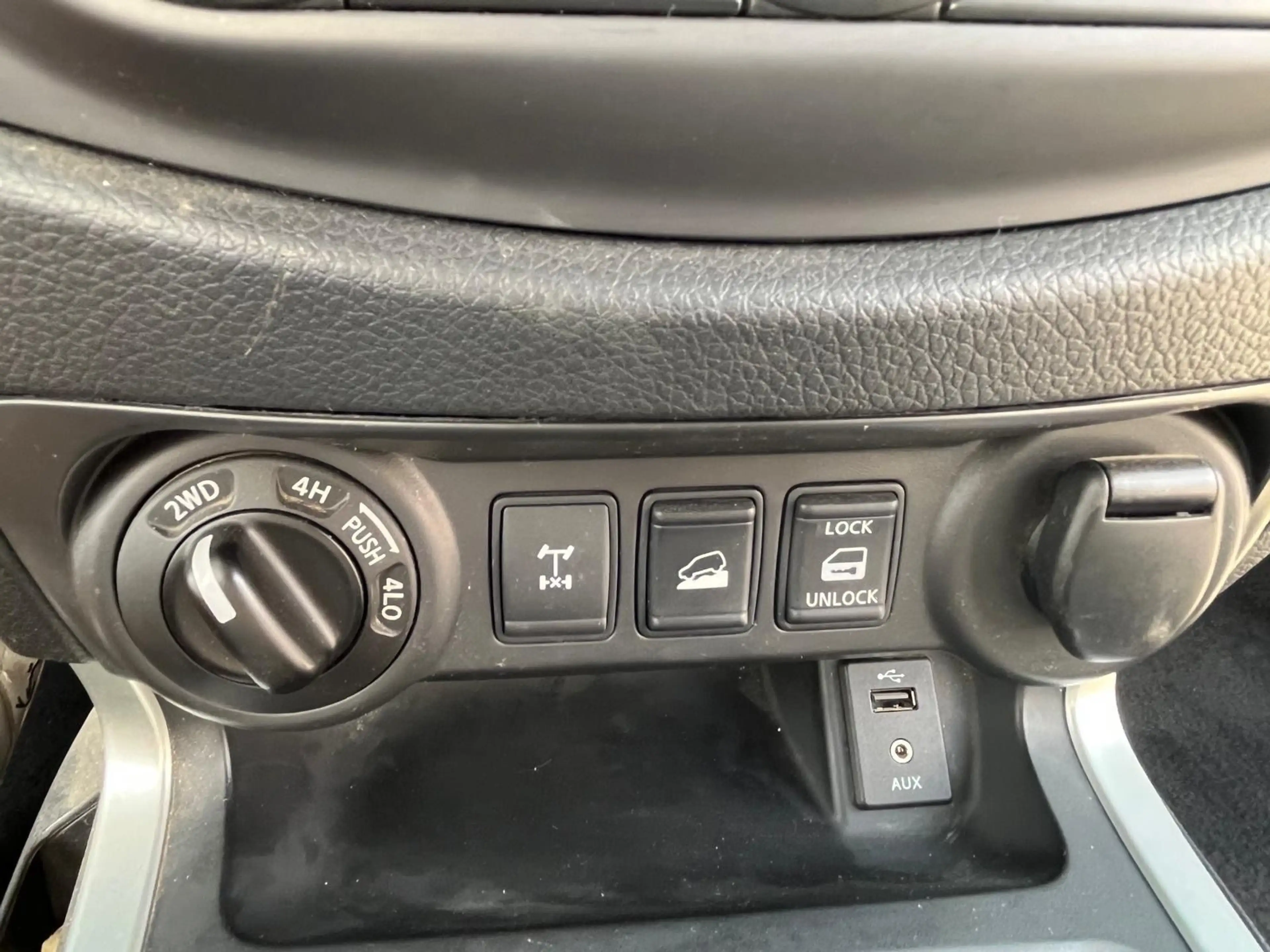 Nissan Navara NP300 Visia King Cab 4x4 — photo 23