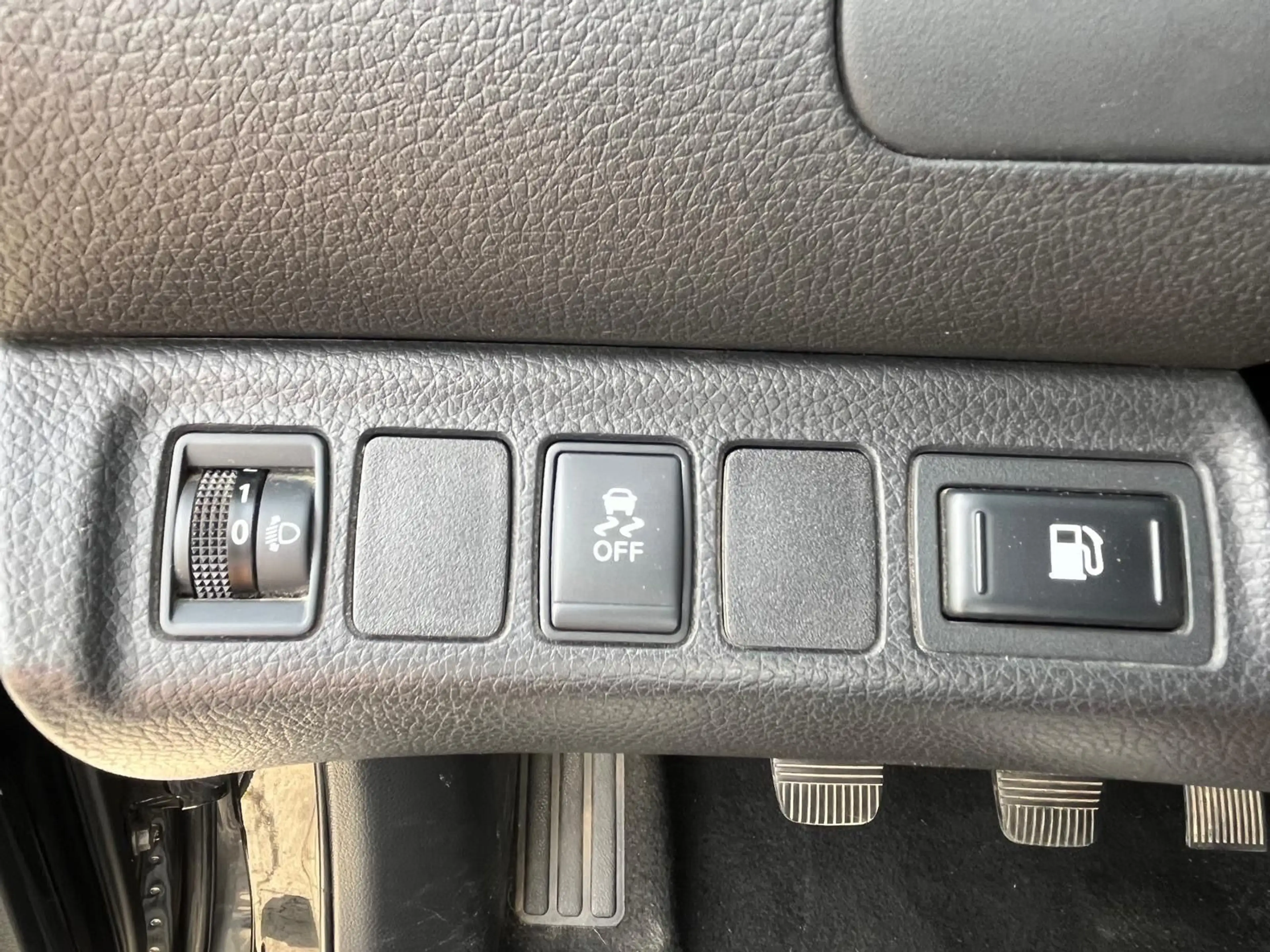 Nissan Navara NP300 Visia King Cab 4x4 — photo 21