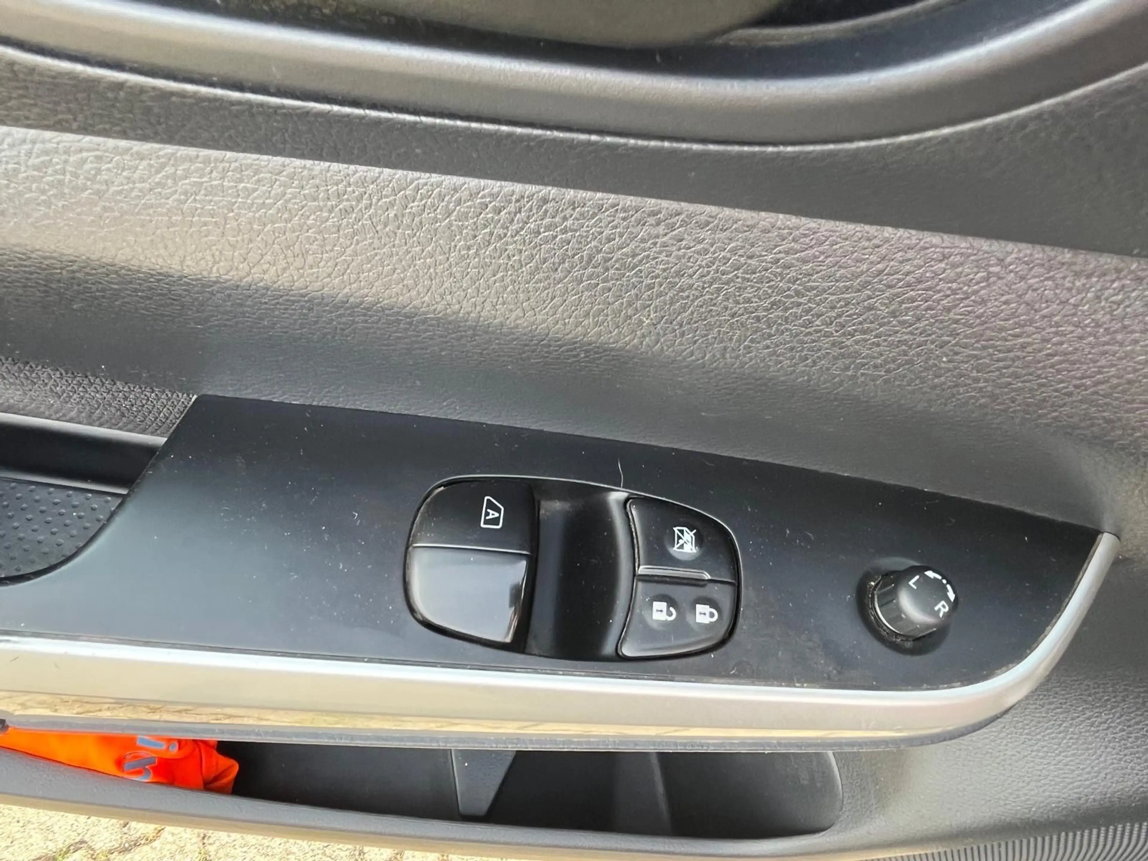 Nissan Navara NP300 Visia King Cab 4x4 — photo 24