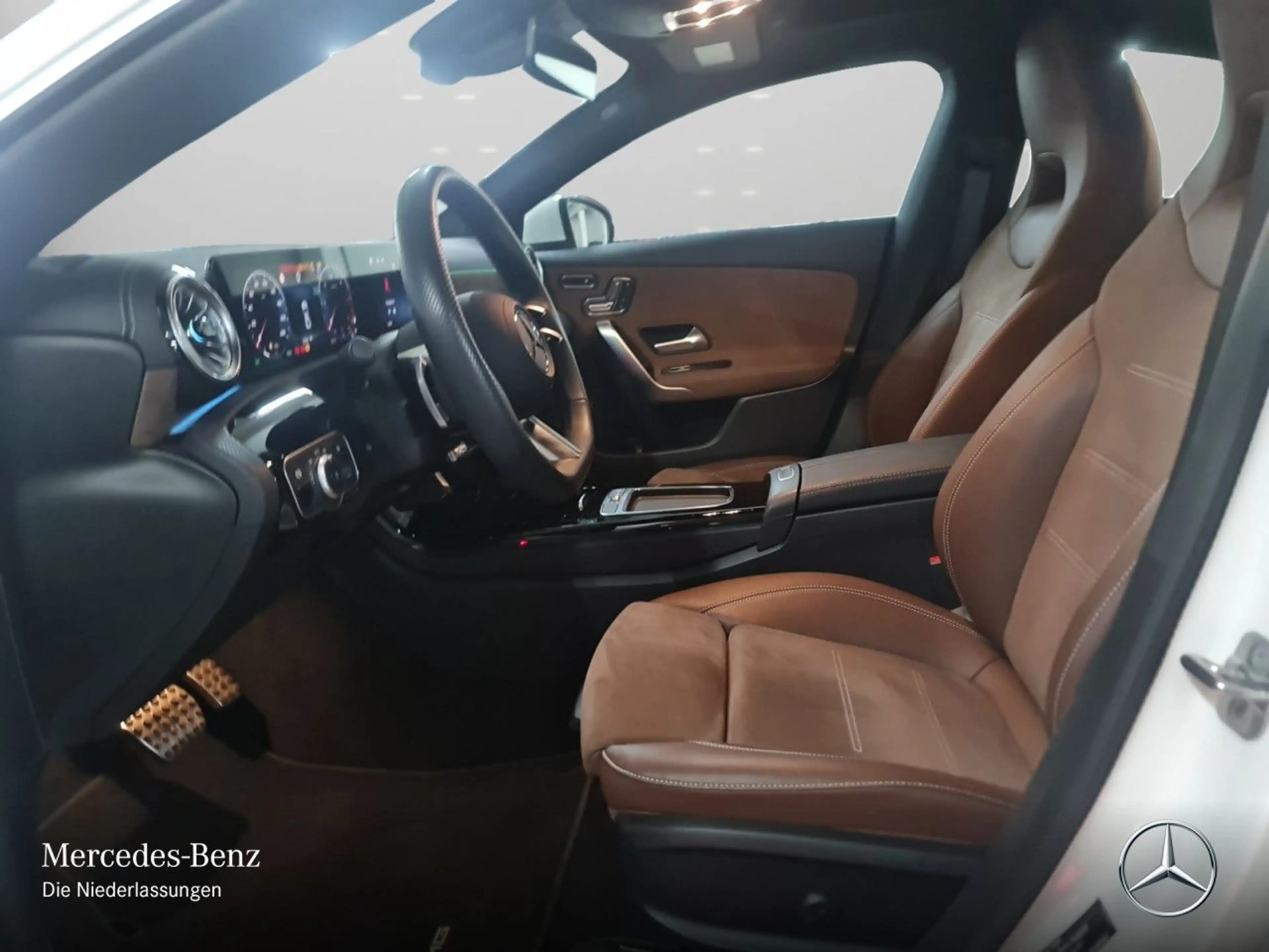 Mercedes-Benz CLA 200 d AMG+PANO+LED+STHZG+KAMERA+TOTW+KEYLESS — photo 11