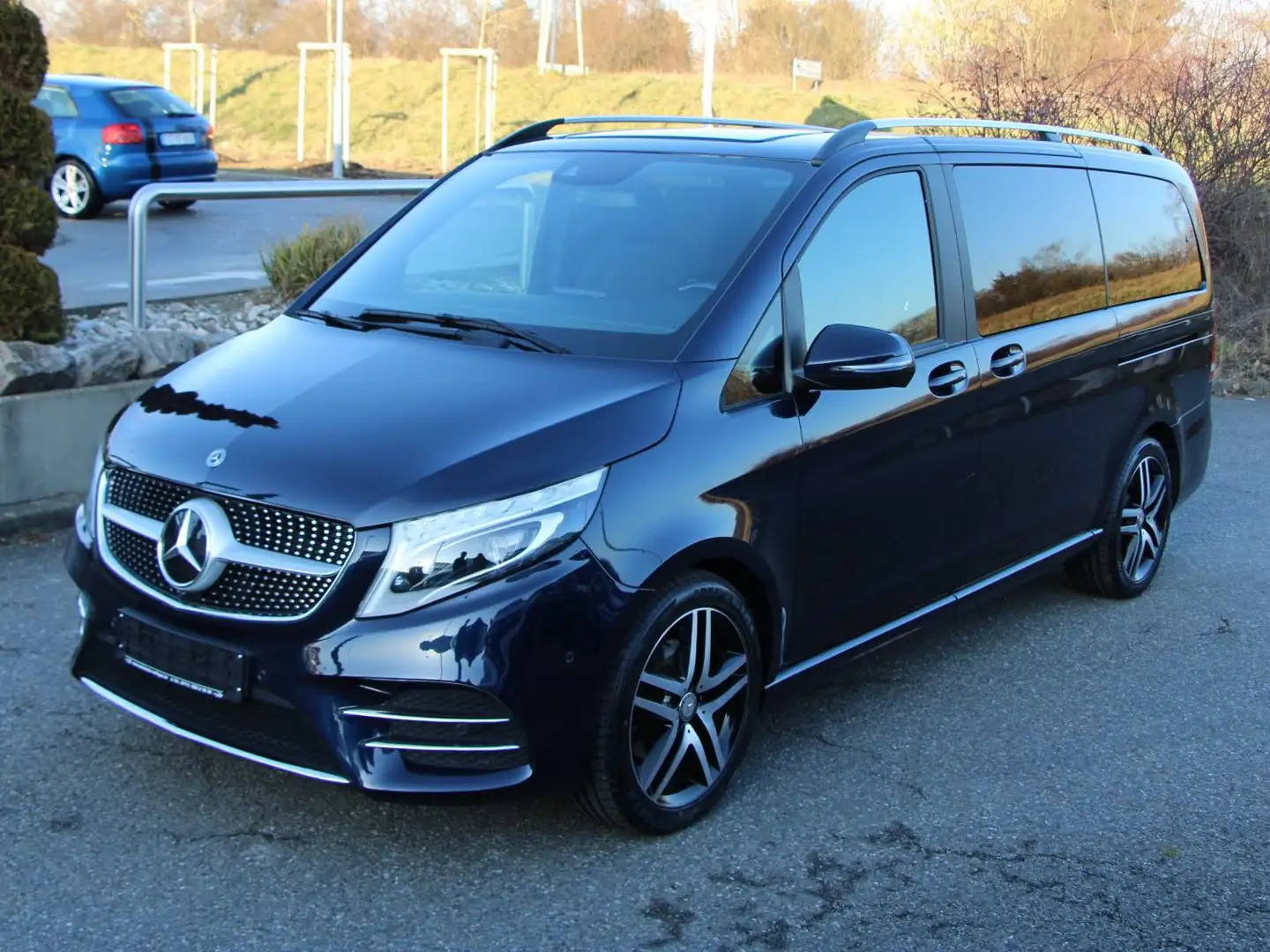 Mercedes-Benz V 250 EDITION 19 lang AMG-Line / Liege-Paket / AHK / LED Blau - 1
