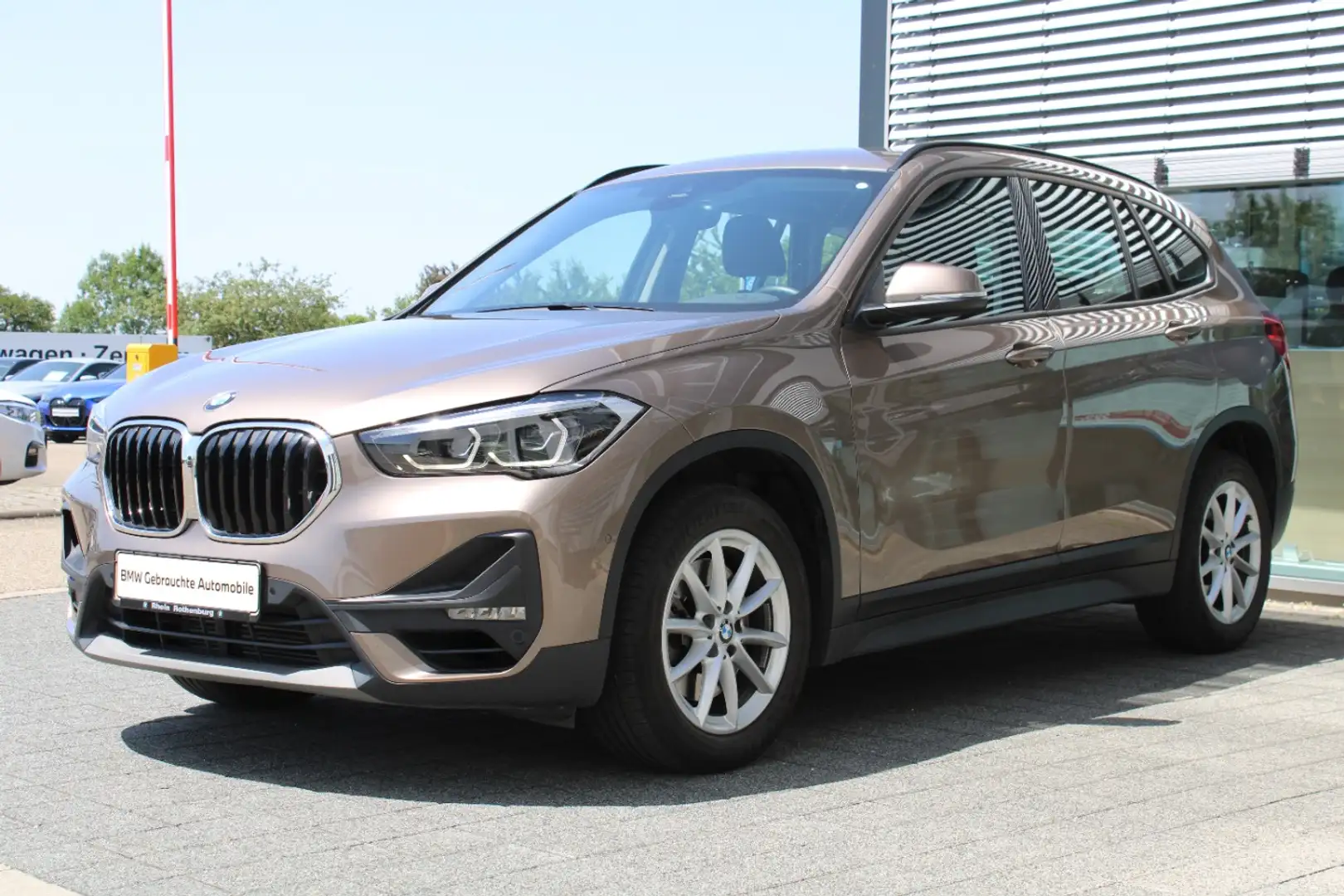 BMW X1 sDrive20i Advantage Navi LED AHK Tempomat PDC Beige - 1