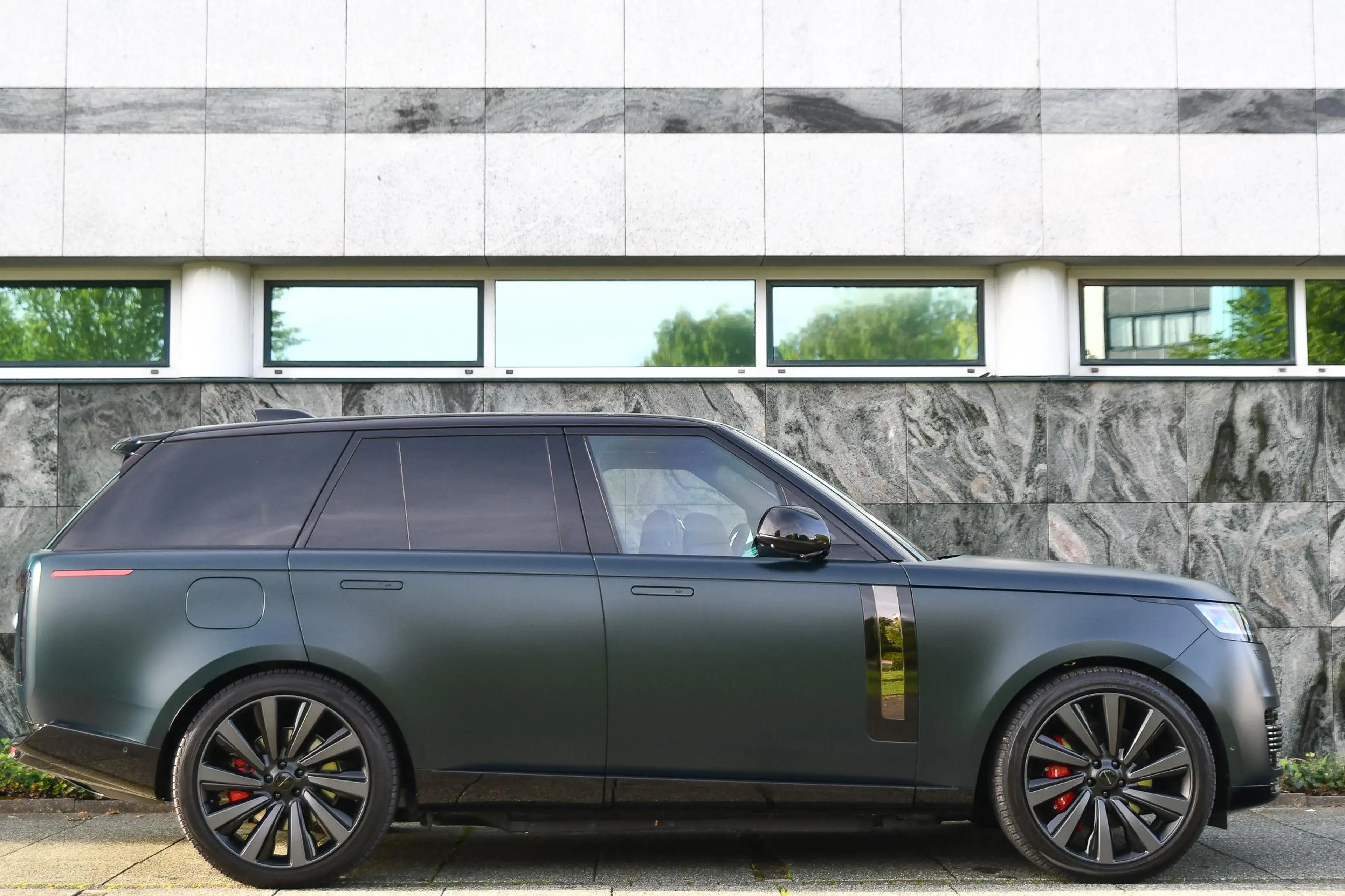 Land Rover Range Rover 3.0 P550e SV Mat British Racing Green|23" inch SV — photo 4