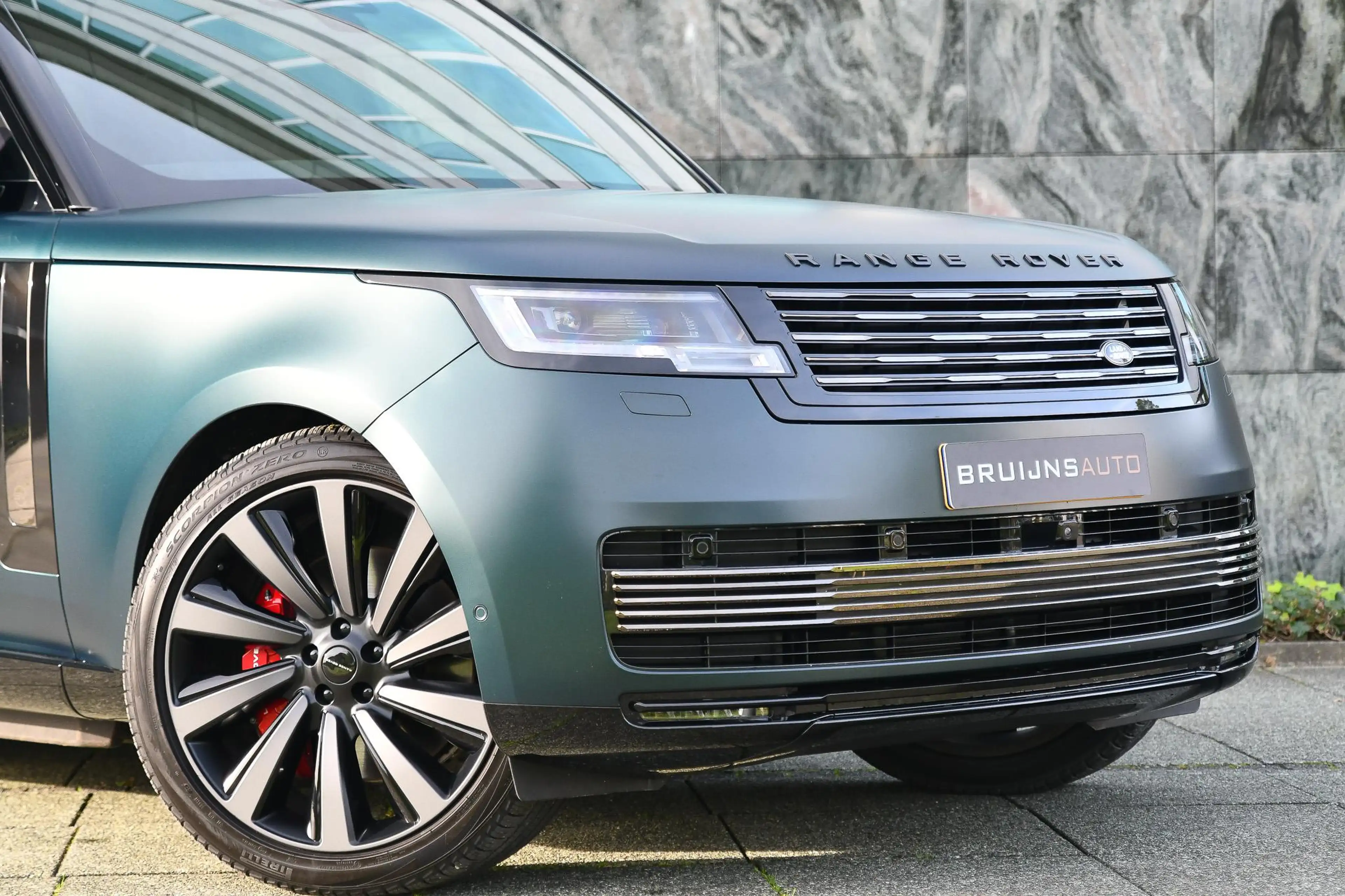 Land Rover Range Rover 3.0 P550e SV Mat British Racing Green|23" inch SV — photo 5