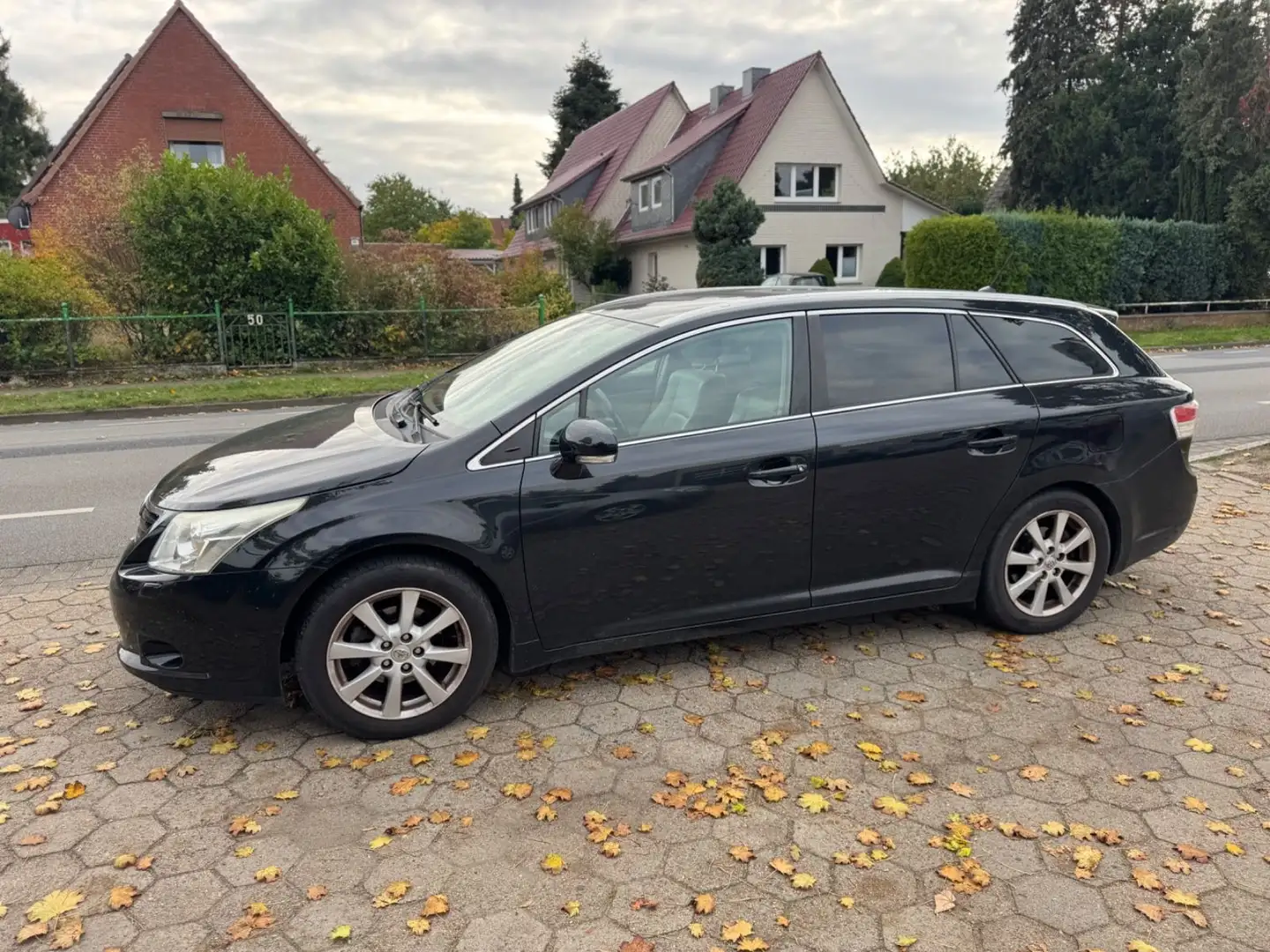 Toyota Avensis 2.0 D-4D Executive*Leder+Xenon+SHZ+1.Han Schwarz - 1