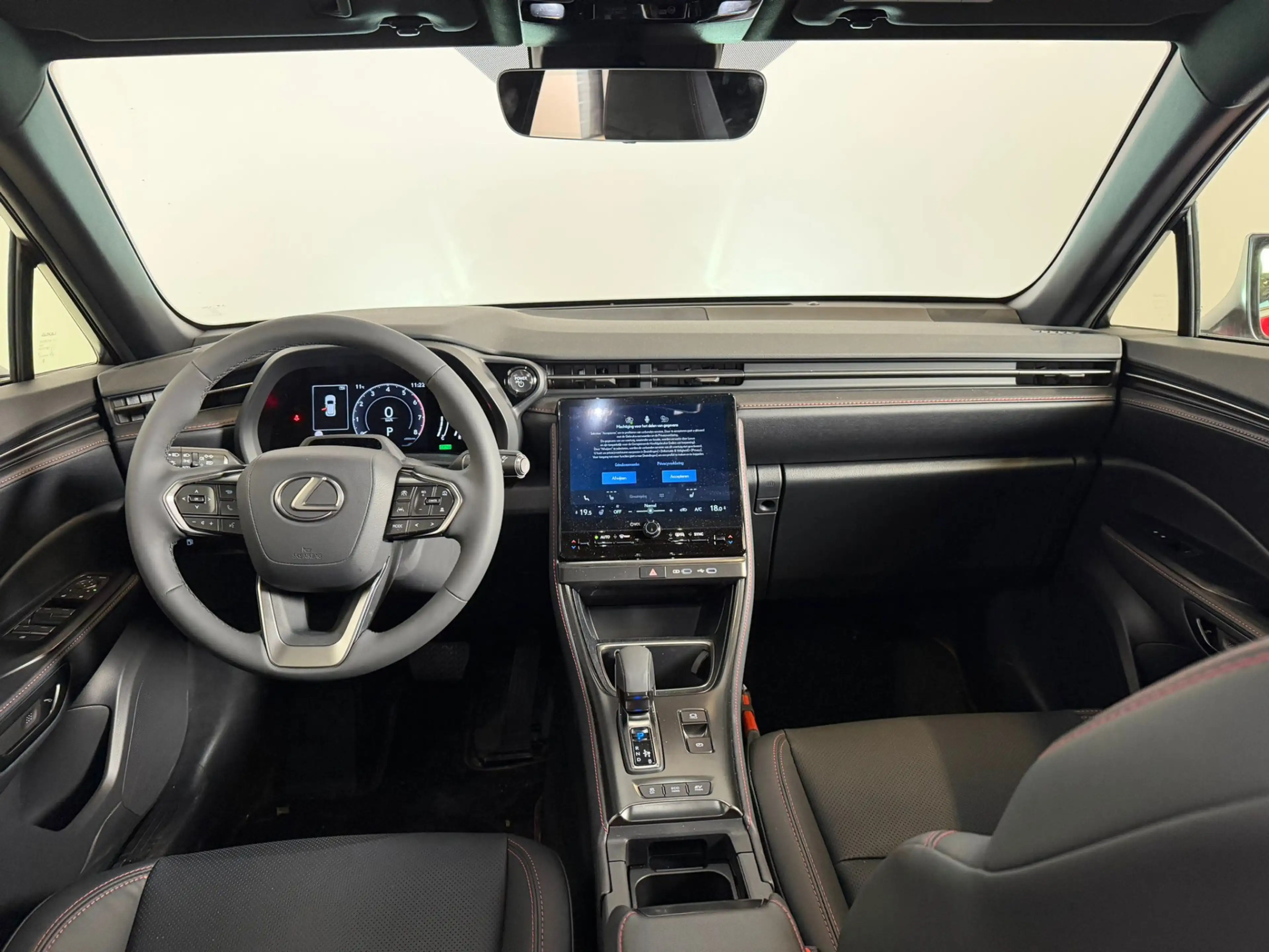 Lexus LBX Emotion 2WD — photo 2