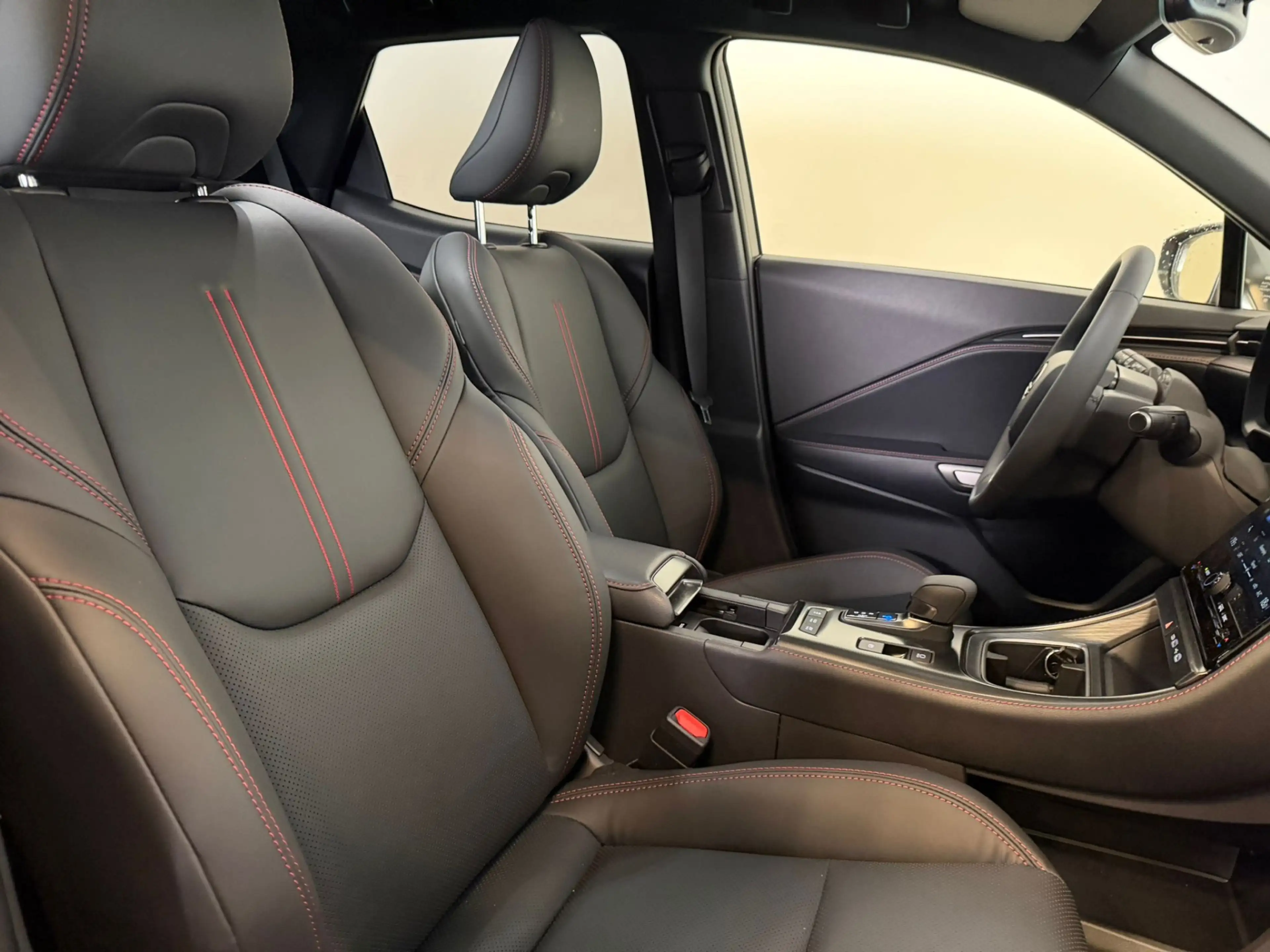 Lexus LBX Emotion 2WD — photo 7